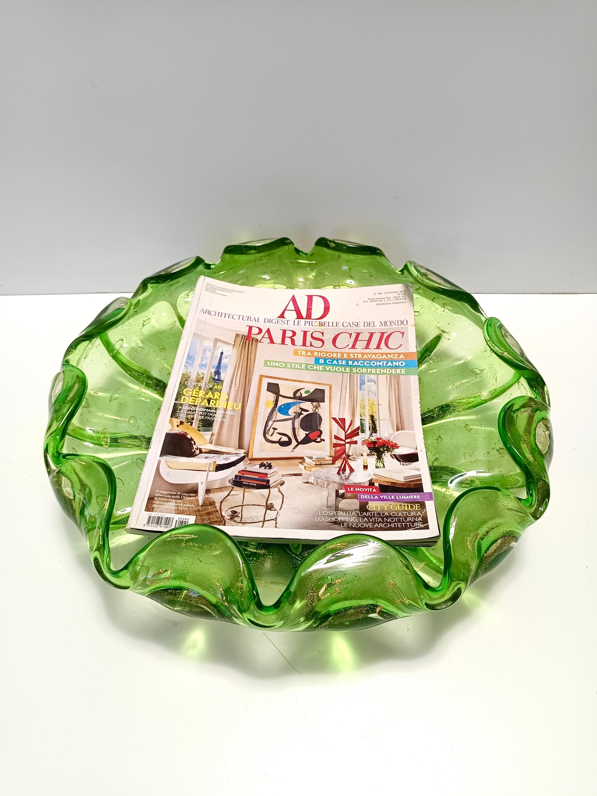 Hergestellt in Italien, 1960er Jahre
Dies ist eine dicke und schwere grüne Bilicante Murano Glasschale mit Blattgold.
Da es sich um ein Vintage-Stück handelt, kann es leichte Gebrauchsspuren aufweisen, aber insgesamt ist es in einem ausgezeichneten