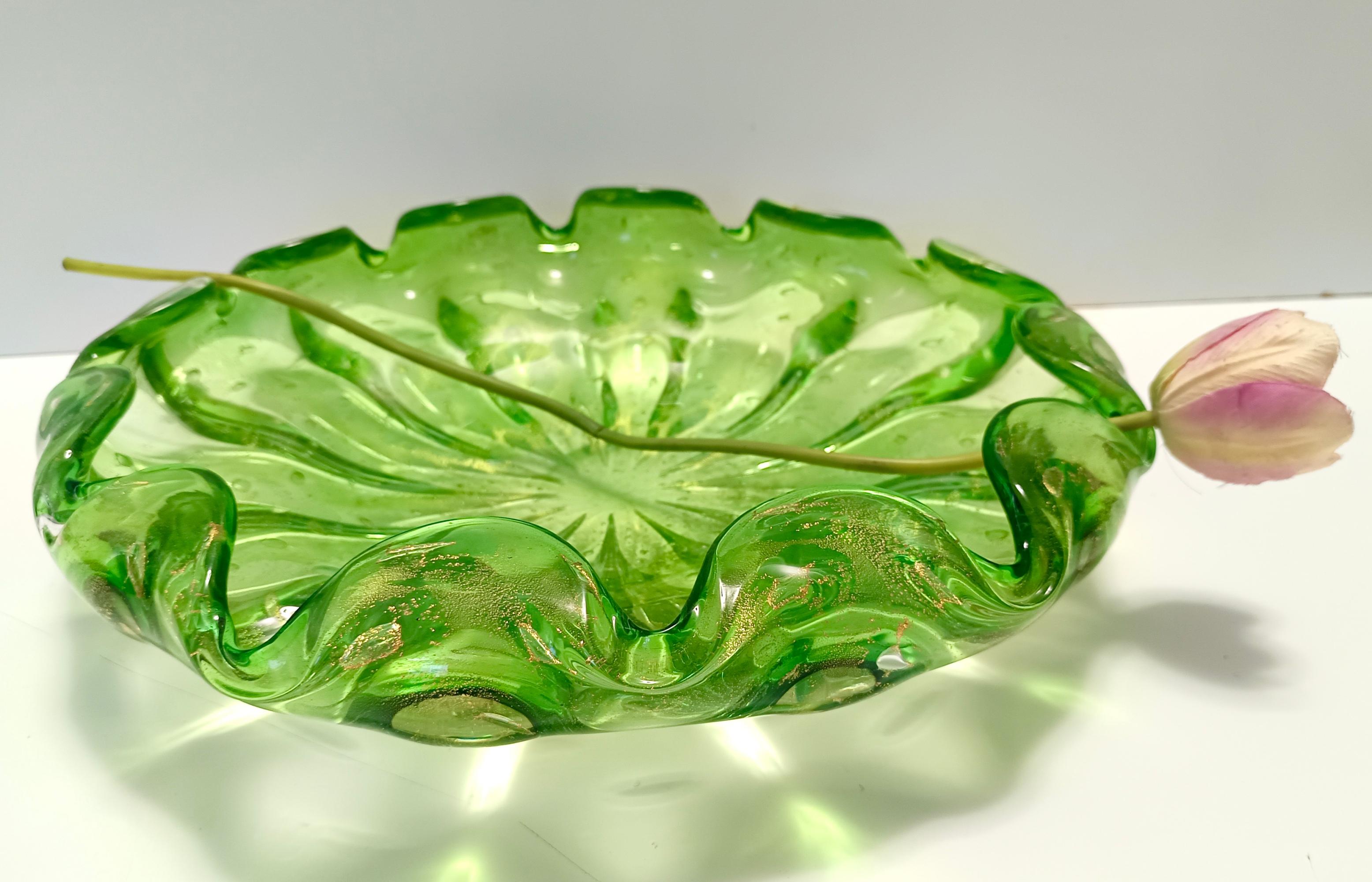 Große Schale oder Tafelaufsatz aus grünem Bullicante Murano-Glas mit Blattgold, Italien (Moderne der Mitte des Jahrhunderts) im Angebot