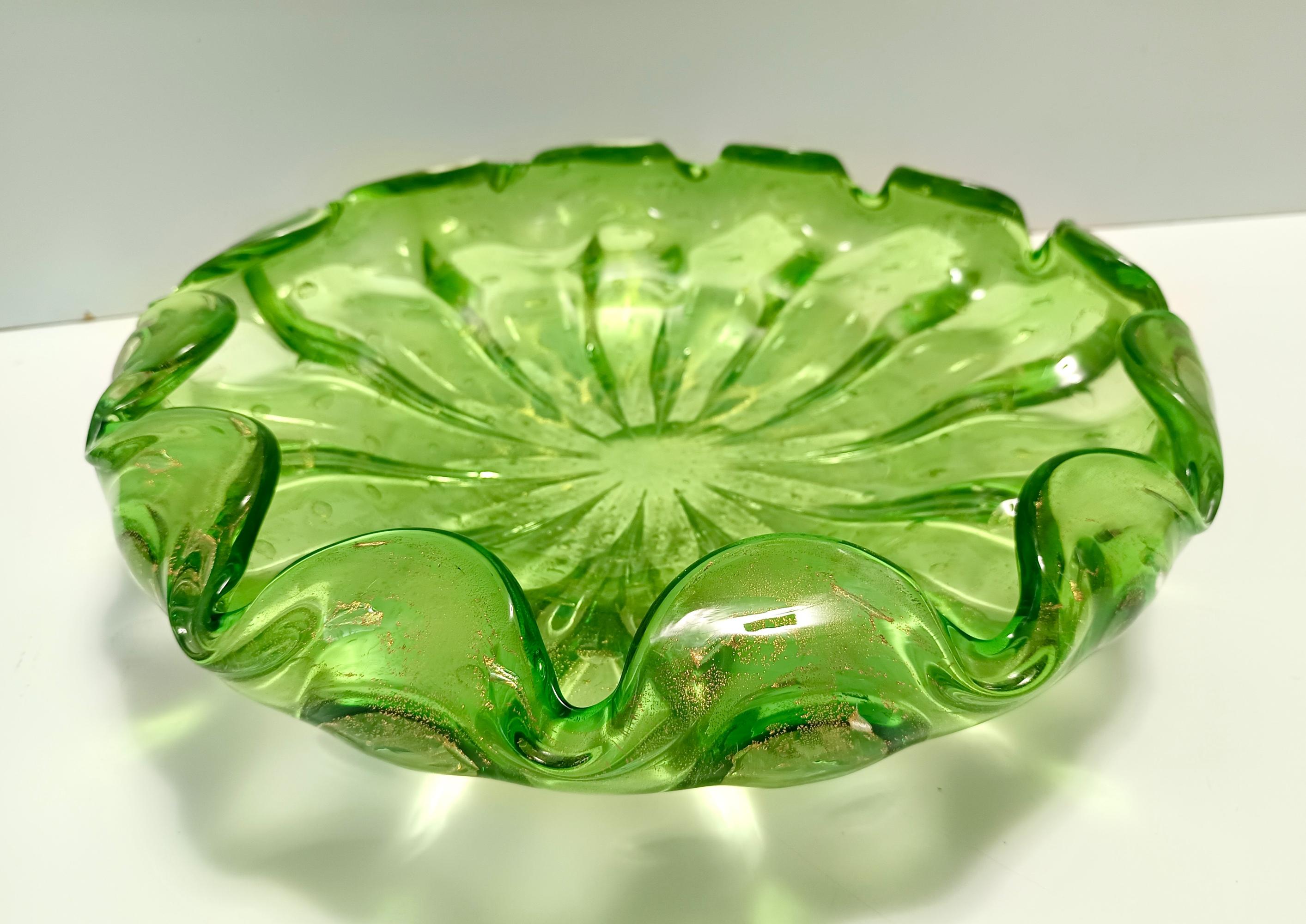 Große Schale oder Tafelaufsatz aus grünem Bullicante Murano-Glas mit Blattgold, Italien (Italienisch) im Angebot
