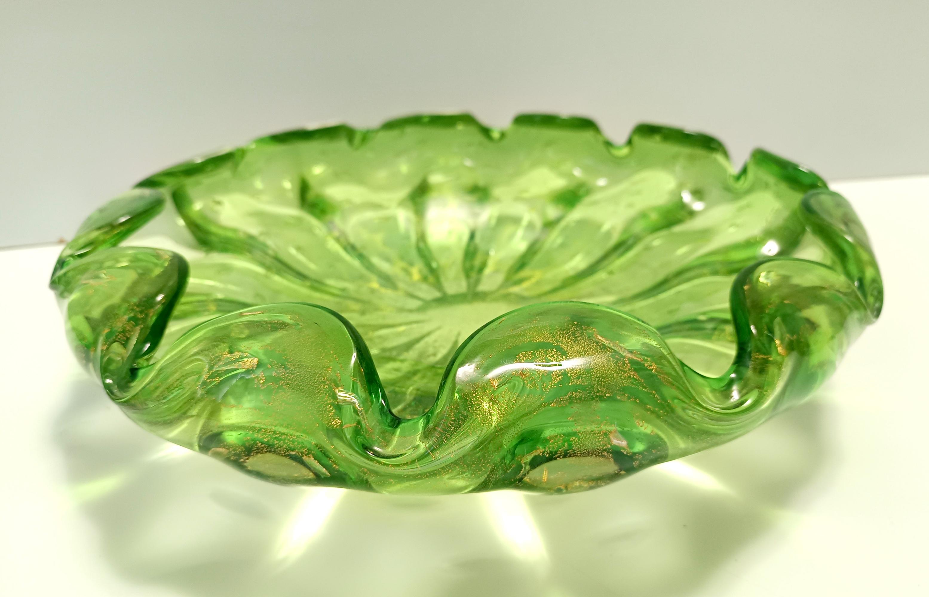 Große Schale oder Tafelaufsatz aus grünem Bullicante Murano-Glas mit Blattgold, Italien (Mitte des 20. Jahrhunderts) im Angebot