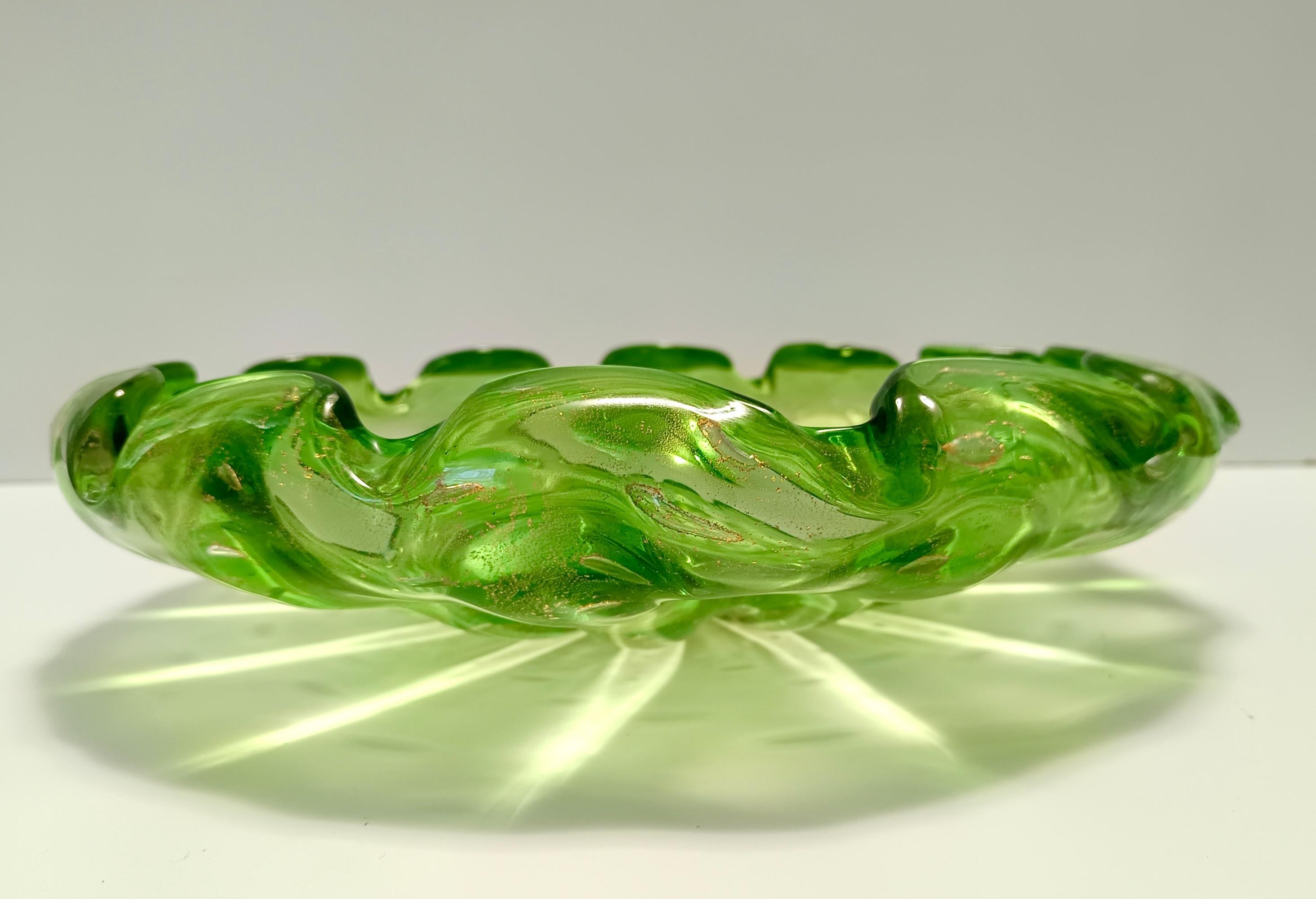 Große Schale oder Tafelaufsatz aus grünem Bullicante Murano-Glas mit Blattgold, Italien (Muranoglas) im Angebot