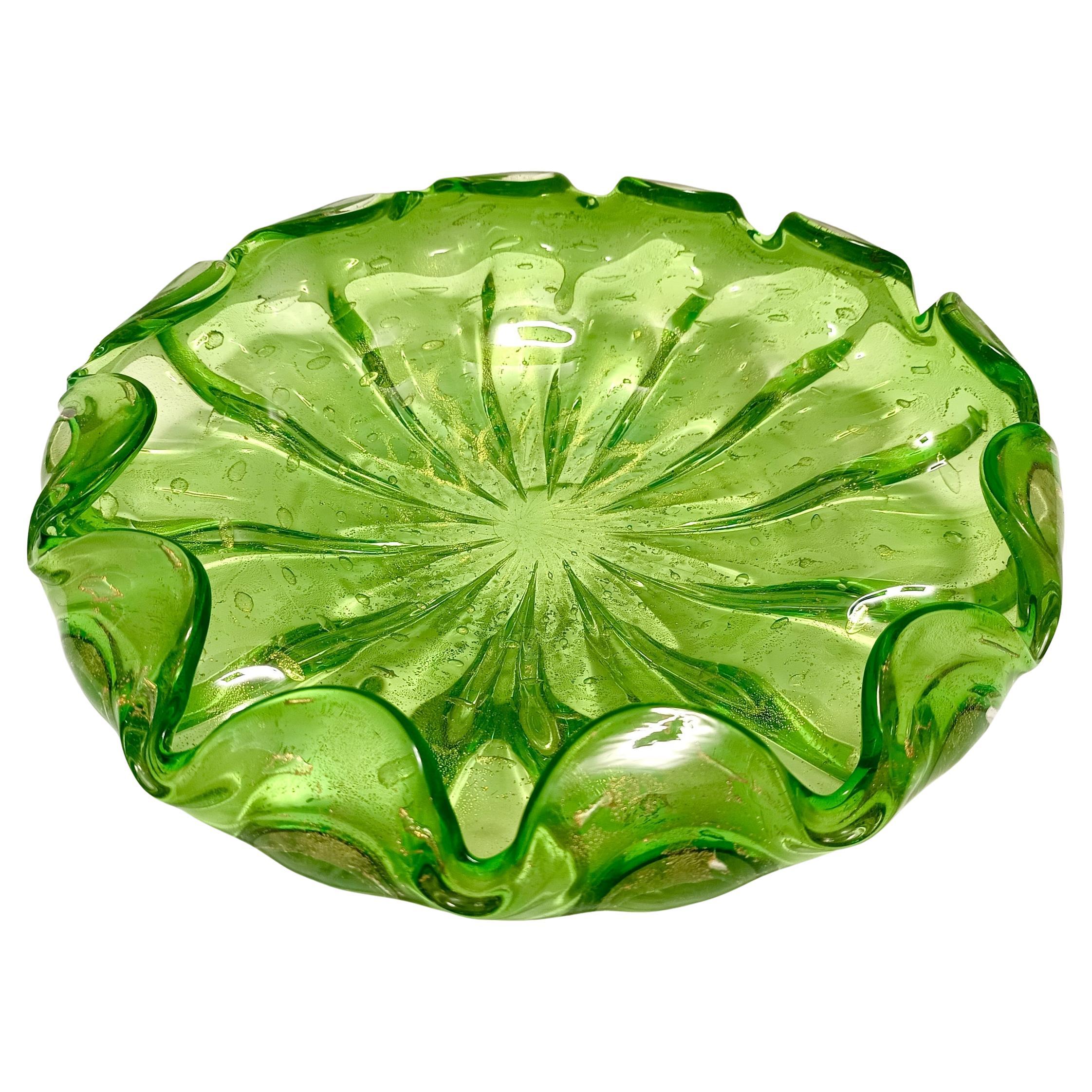Große Schale oder Tafelaufsatz aus grünem Bullicante Murano-Glas mit Blattgold, Italien