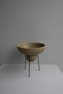 Großer dekorativer Chasepot aus grüner Keramik auf einem dreibeinigen Metallständer von Trio:: 1965