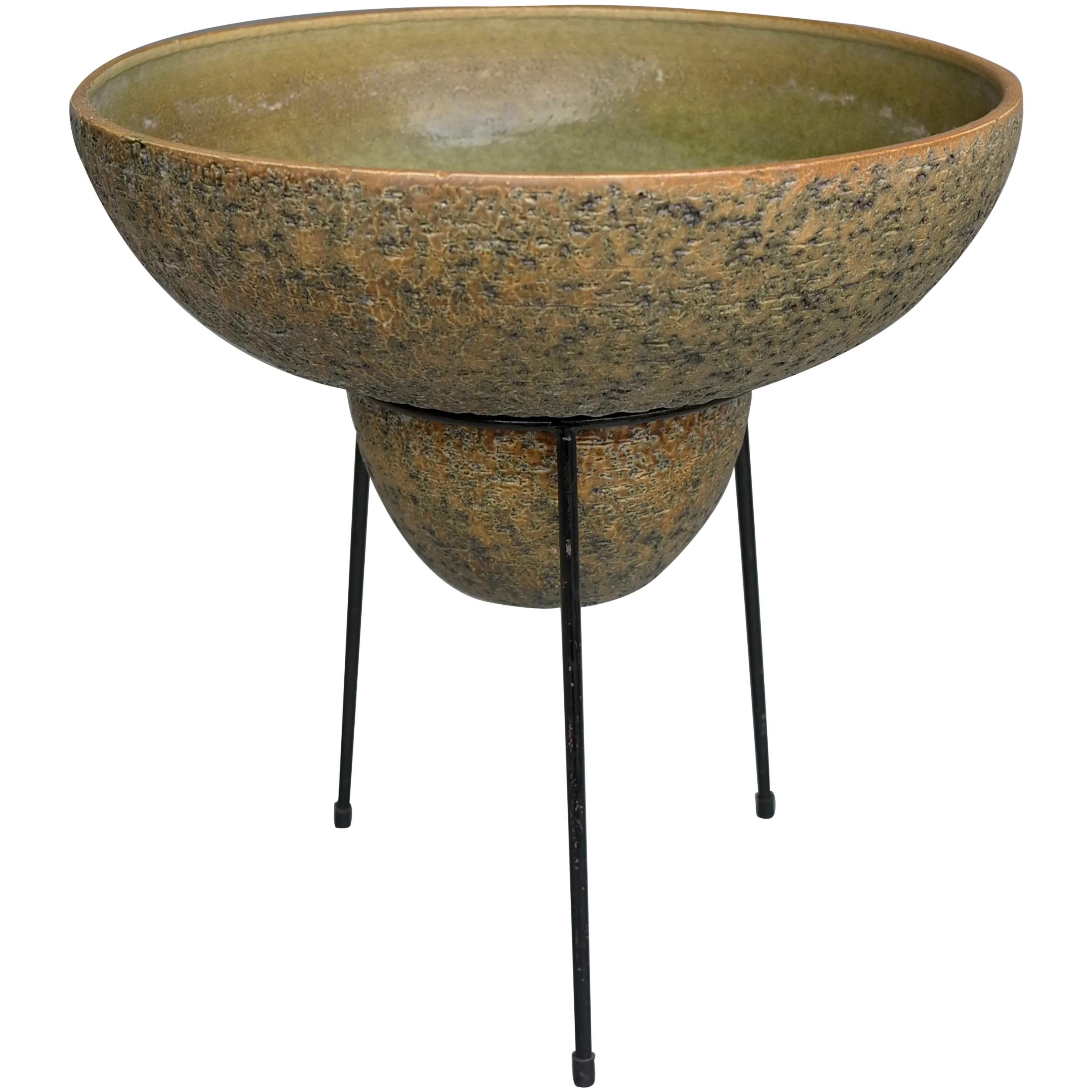 Großer dekorativer Chasepot aus grüner Keramik auf einem dreibeinigen Metallständer von Trio:: 1965