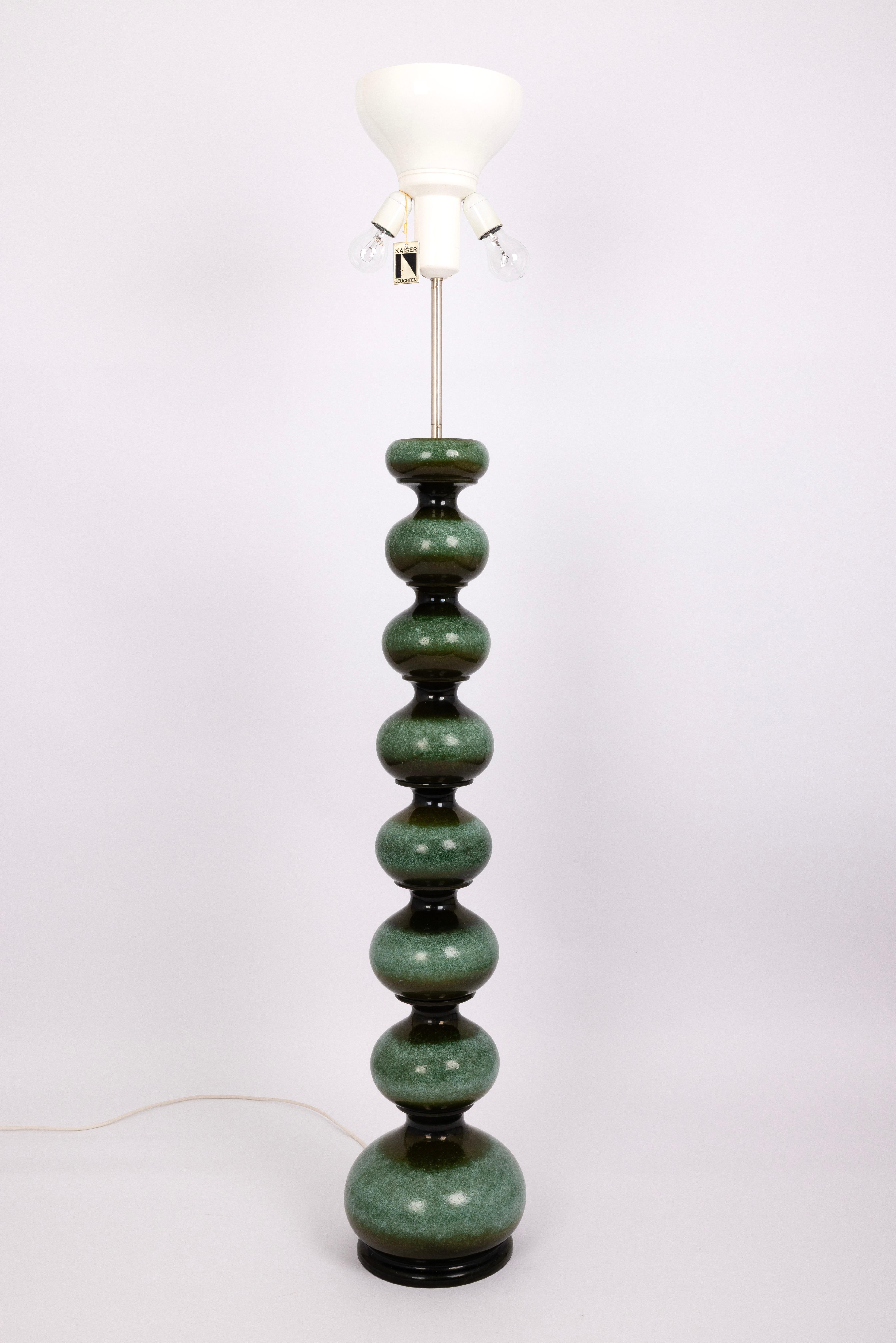 Große grüne Keramiktischlampe von Kaiser, Deutschland, 1970er Jahre

Eine außergewöhnliche, großformatige Tischleuchte, die in den 1970er Jahren von Kaiser in Deutschland entworfen wurde. Der skulpturale Sockel besteht aus gestapelten Keramikkugeln