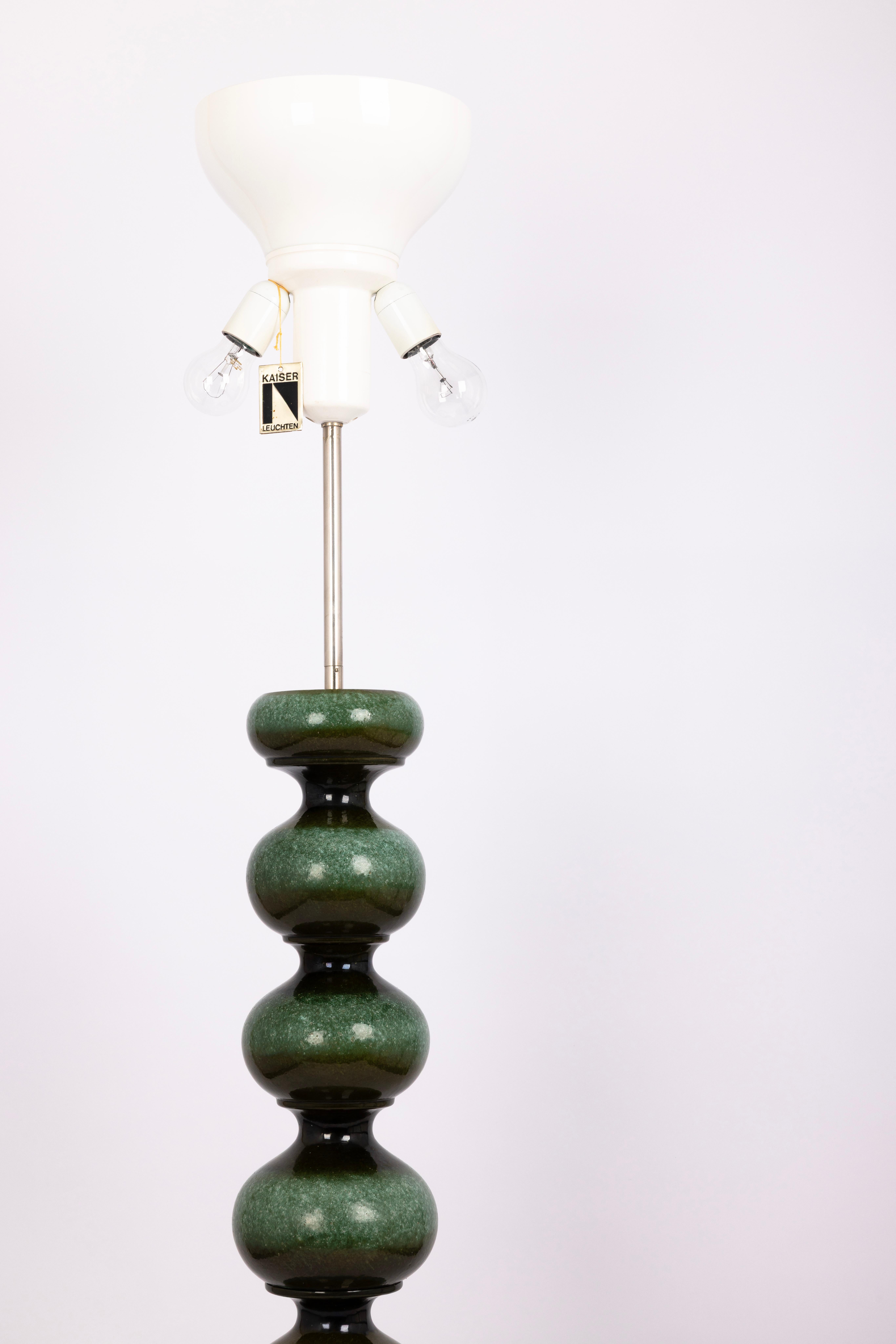 Große Stehlampe aus grüner Keramik, entworfen von Kaiser, Deutschland, 1970er Jahre (Ende des 20. Jahrhunderts) im Angebot