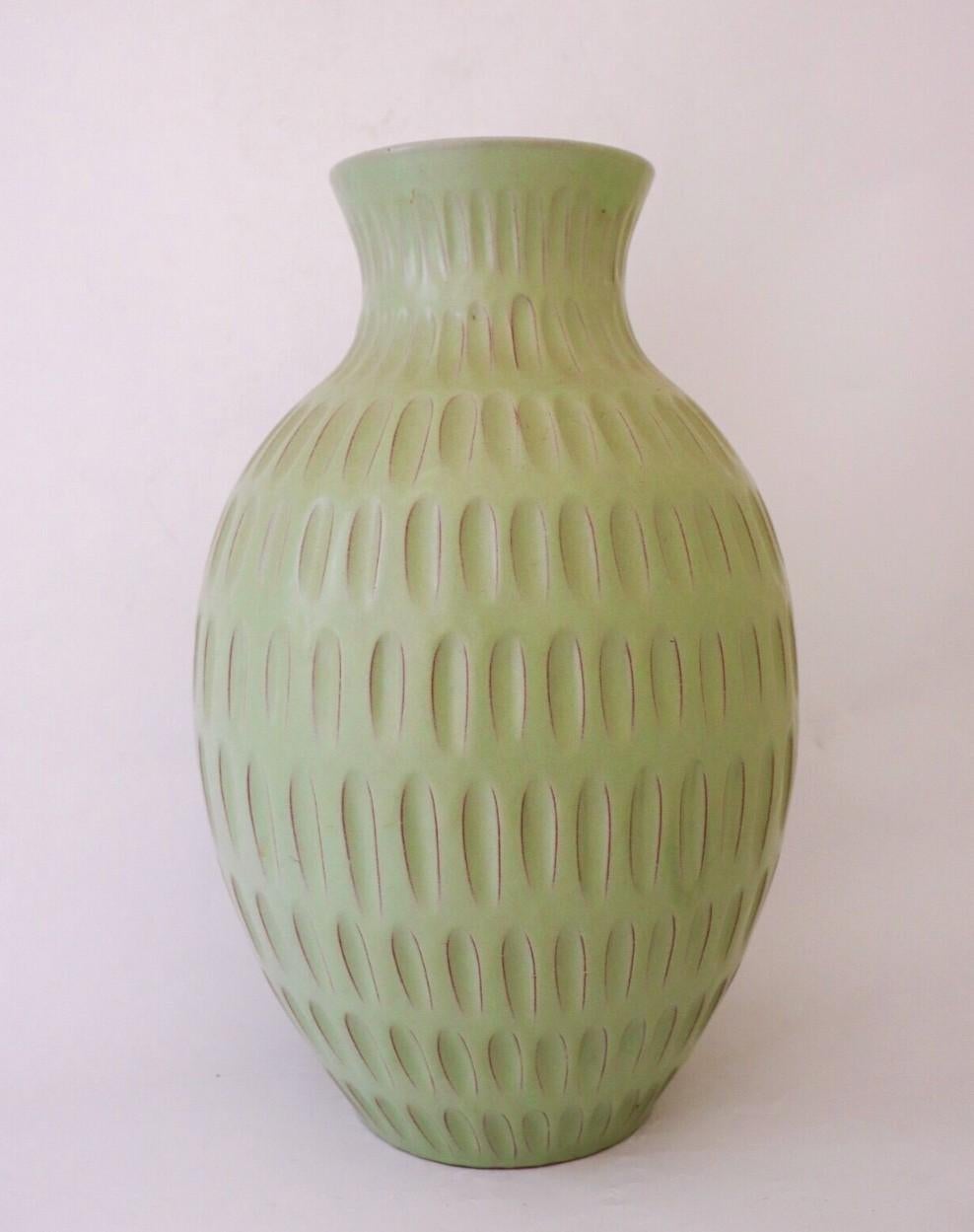 Large Green ceramic vase - Anna-Lisa Thomson - Upsala Ekeby - 1940s In Excellent Condition For Sale In Stockholm, SE