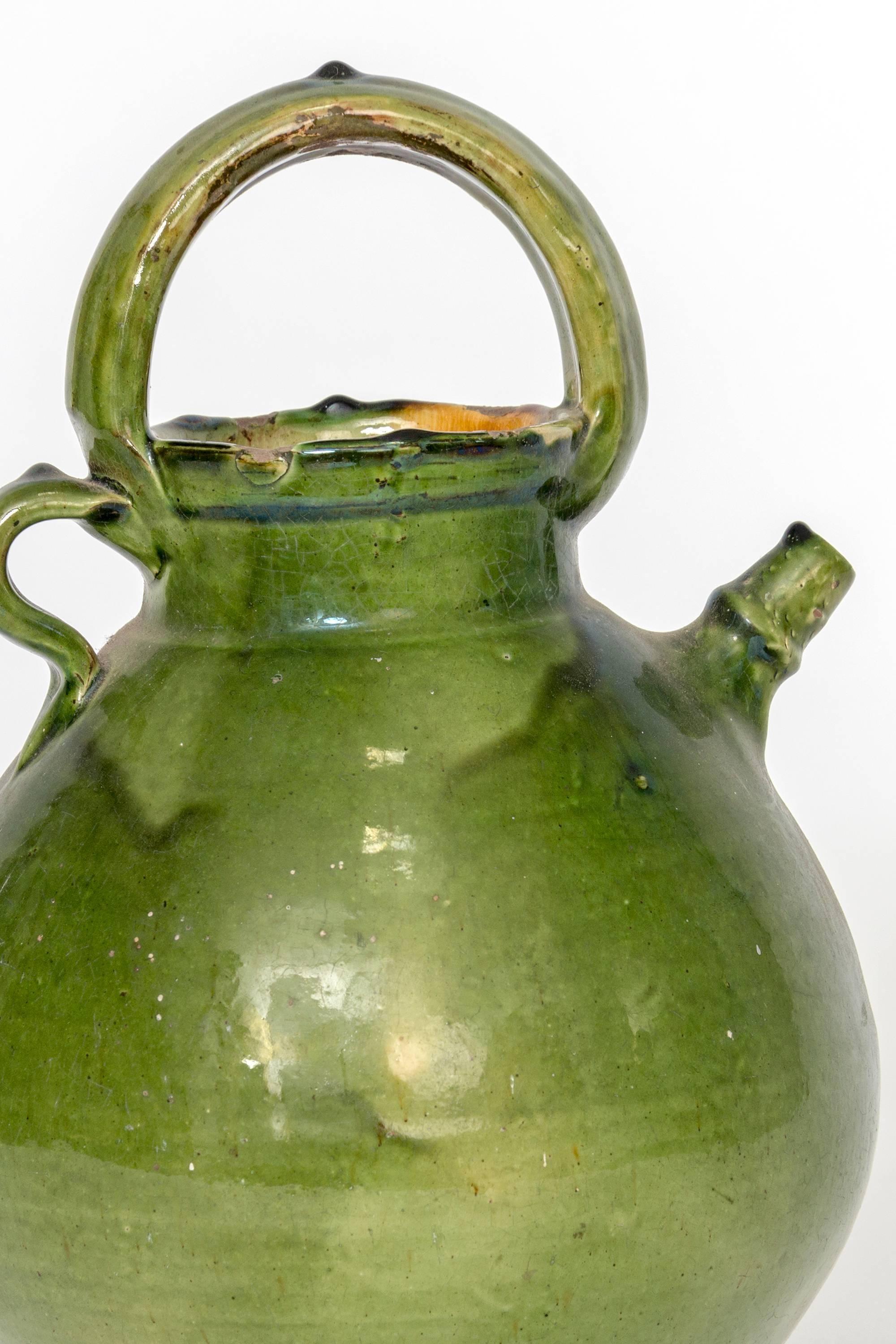 Großer Krug aus grüner französischer Keramik, wahrscheinlich für die Aufbewahrung von Olivenöl verwendet.