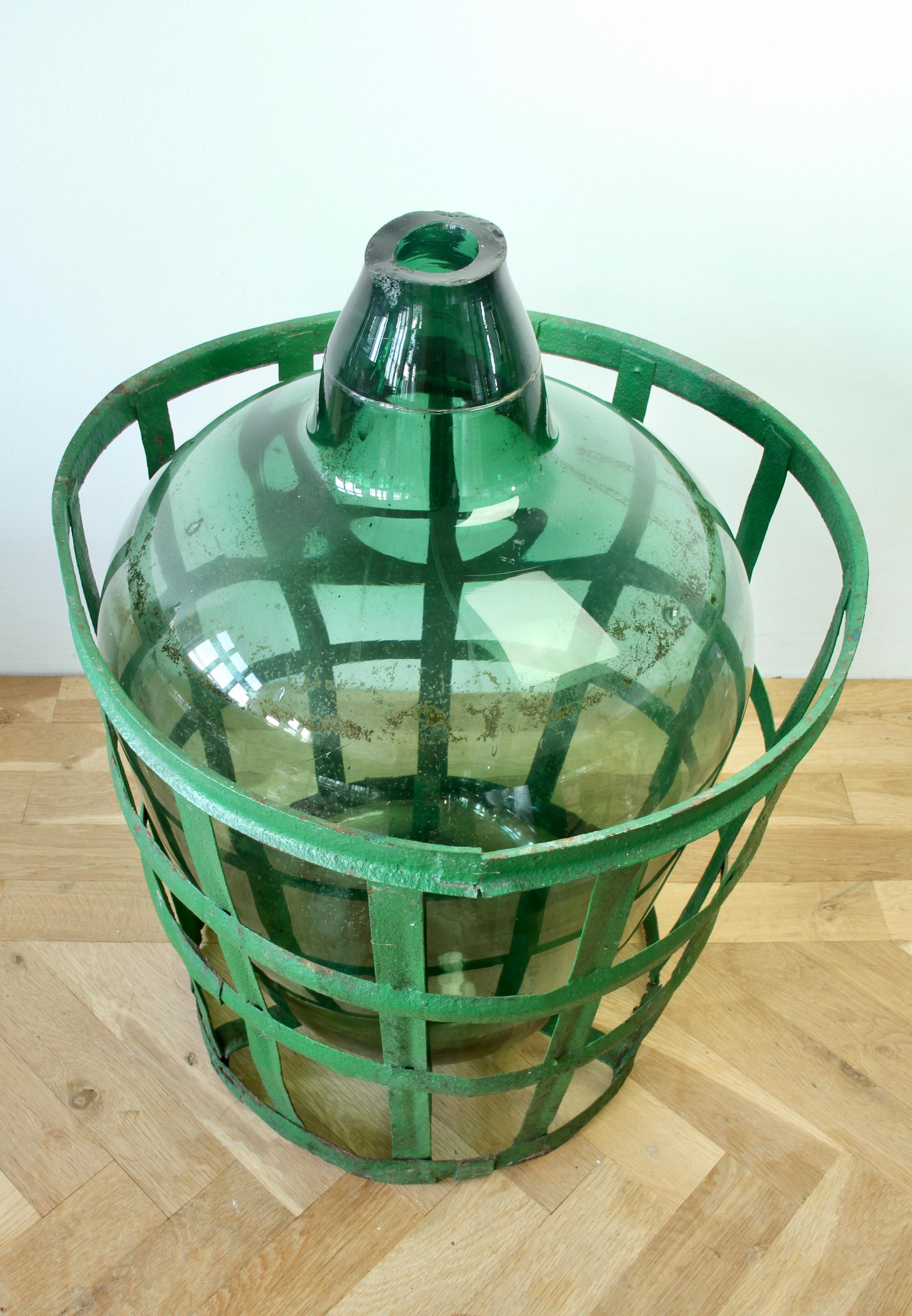 Grand Demijohn, Amphora ou Vase hongrois en verre vert avec panier en fer d'origine en vente 4