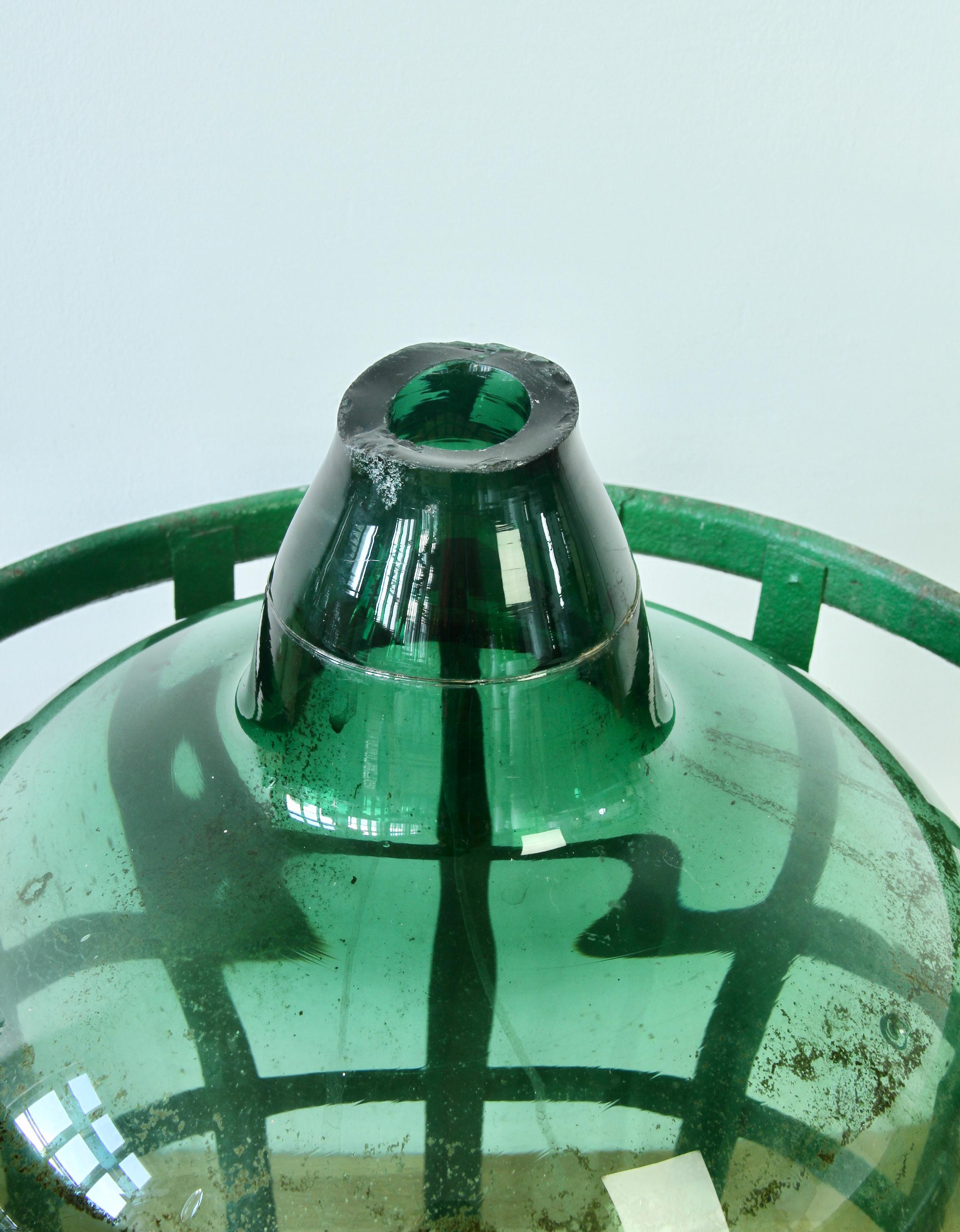 Grand Demijohn, Amphora ou Vase hongrois en verre vert avec panier en fer d'origine en vente 11