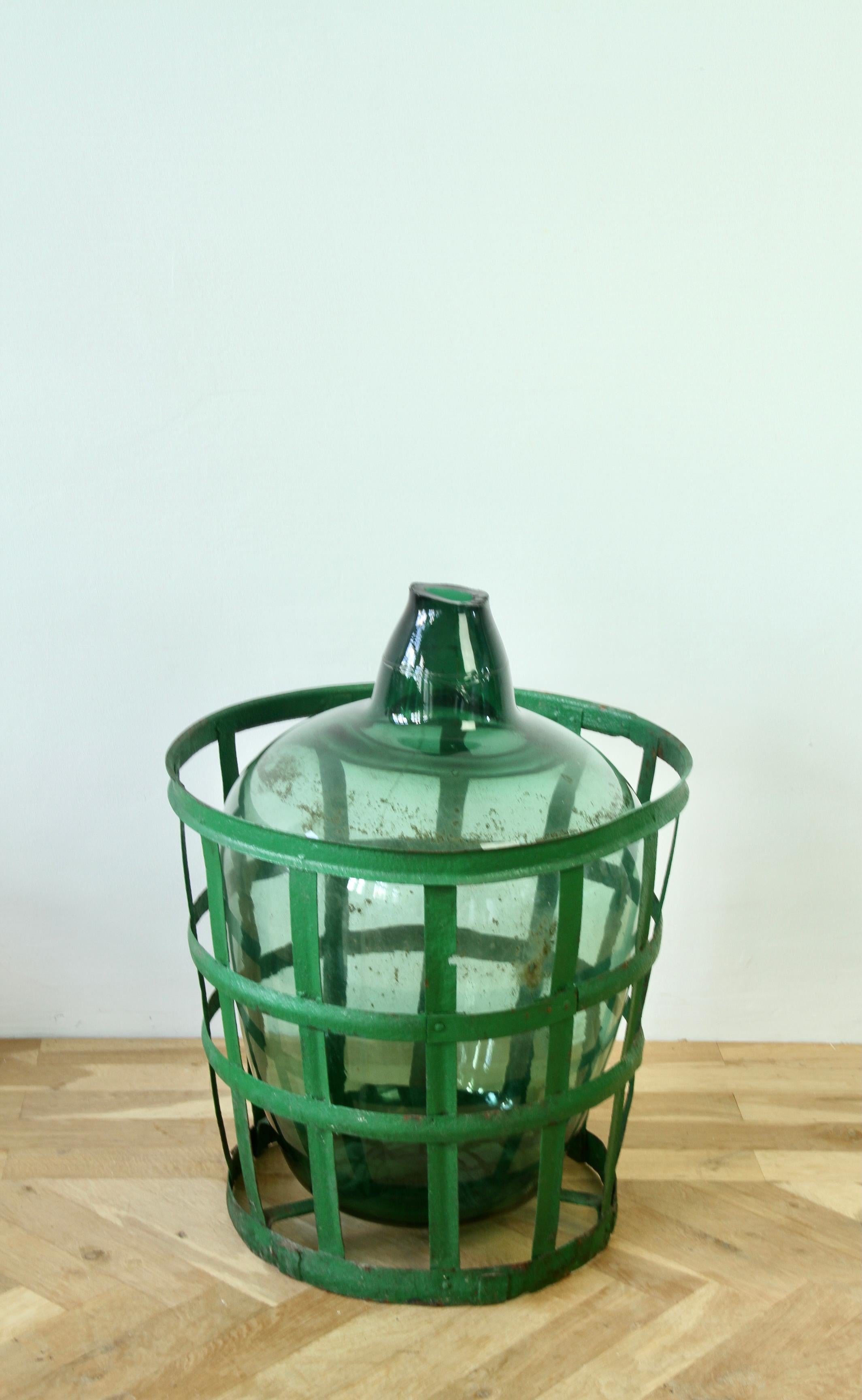 Peint Grand Demijohn, Amphora ou Vase hongrois en verre vert avec panier en fer d'origine en vente