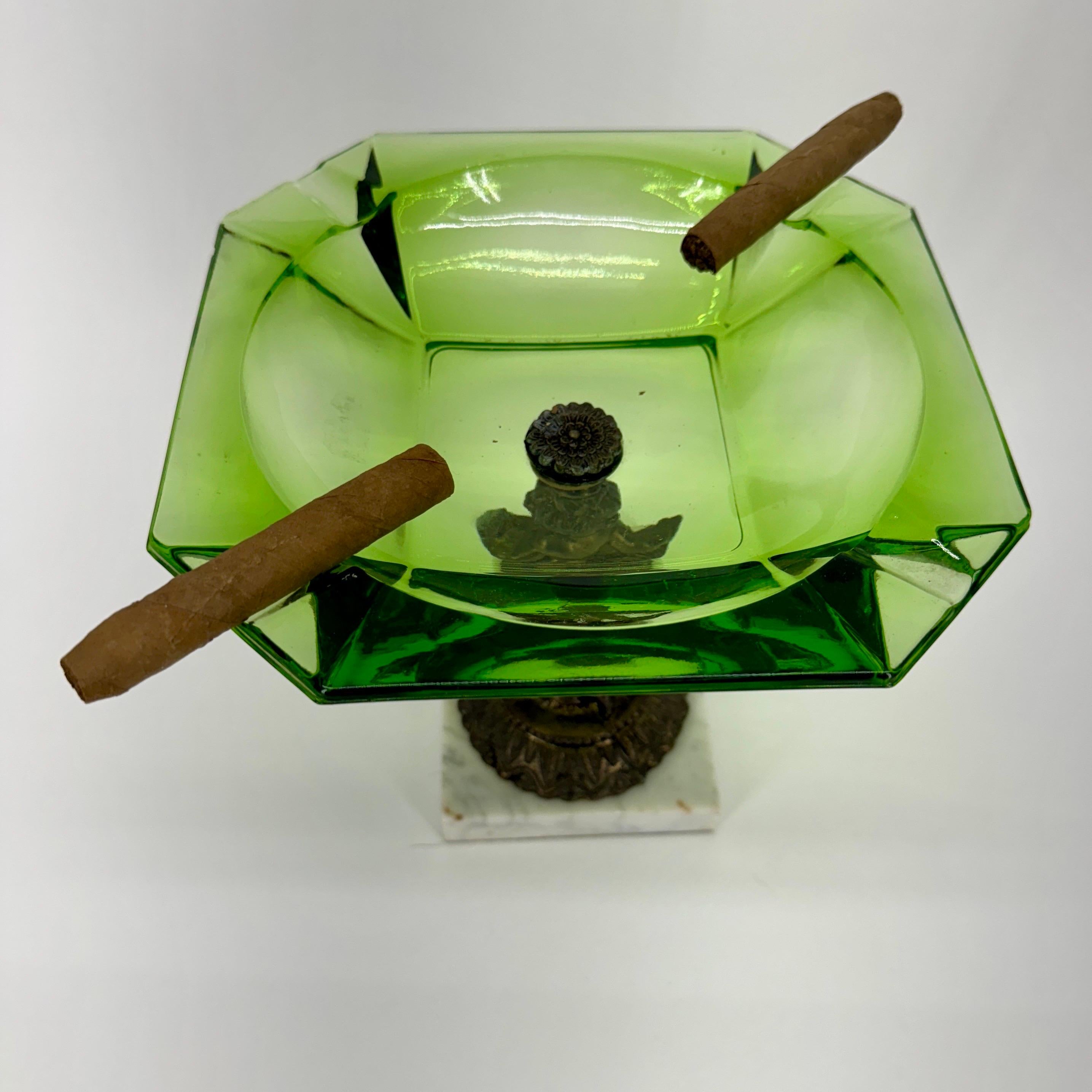Großer Zigarren-Aschenbecher aus grünem Glas mit Putten aus Bronze und Marmorsockel im Angebot 6