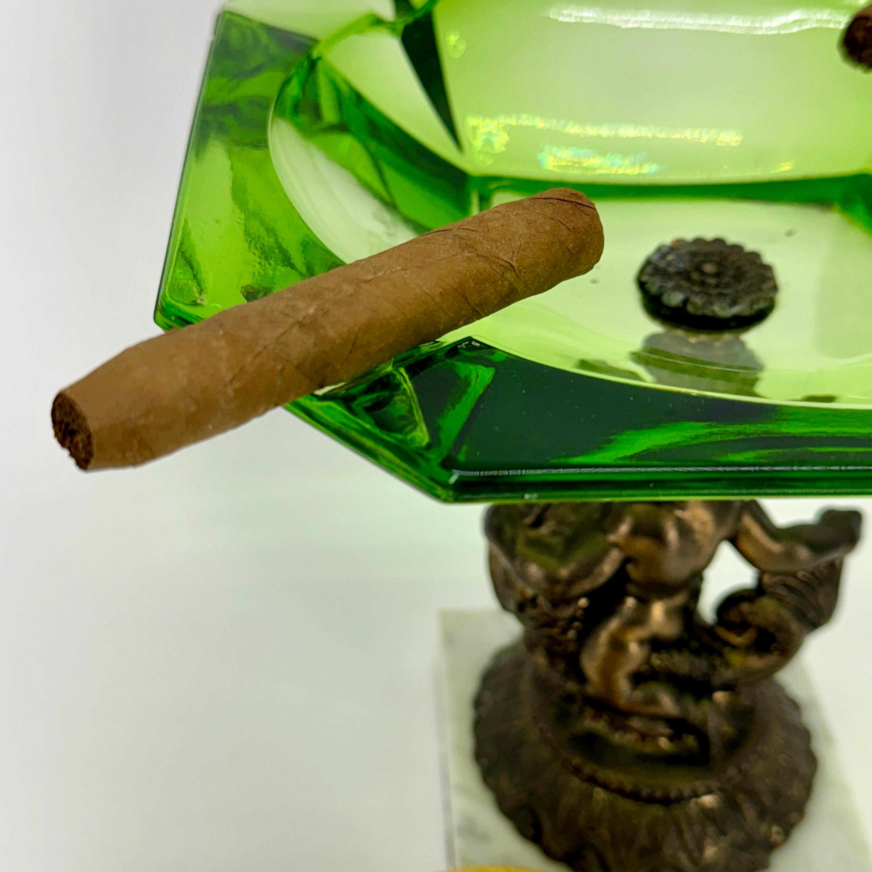 Großer Zigarren-Aschenbecher aus grünem Glas mit Putten aus Bronze und Marmorsockel im Angebot 7