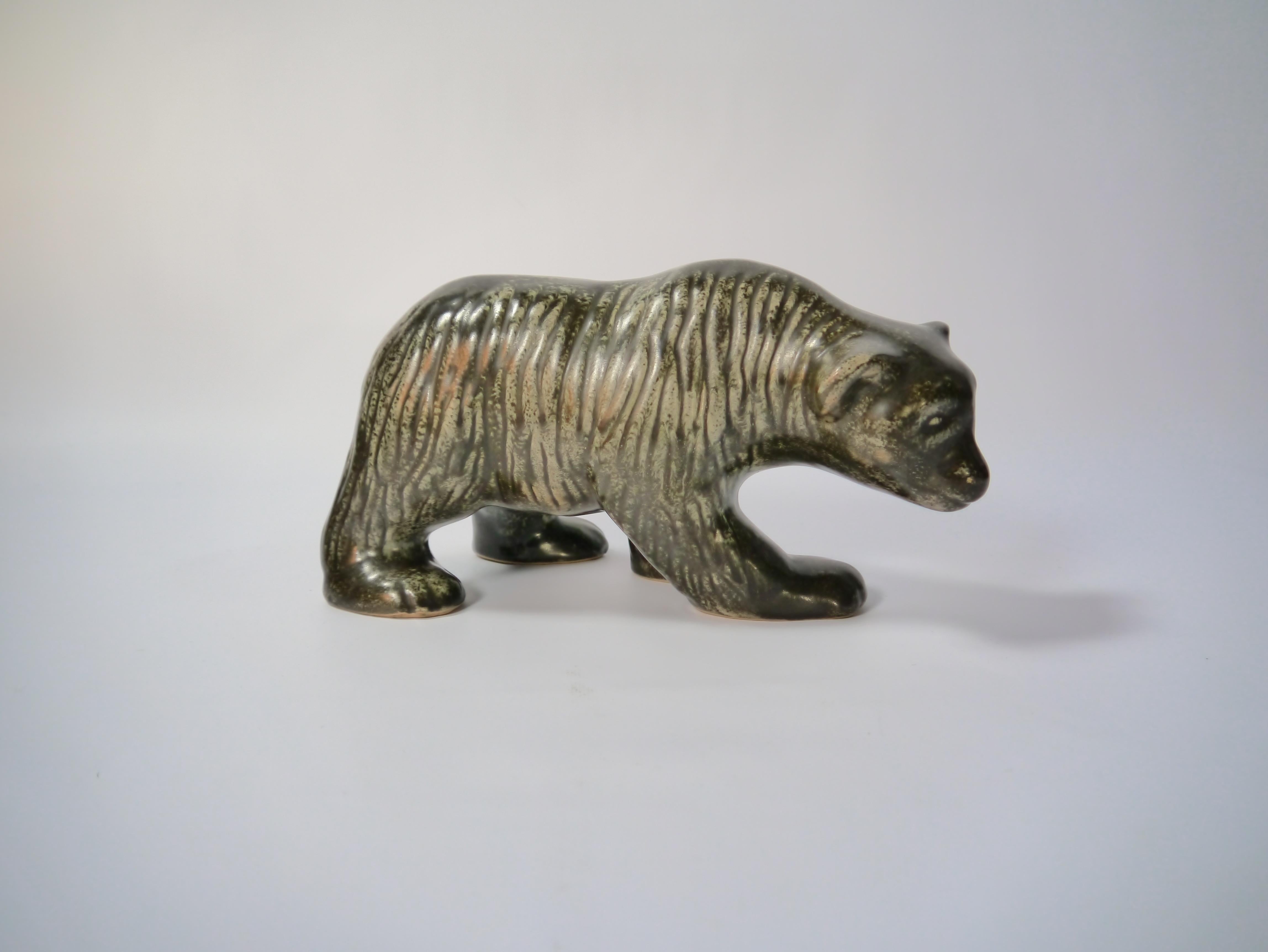 Figura de oso de cerámica esmaltada en verde realizada por el estudio de arte cerámico Johgus, en la isla de Bornholm, Dinamarca. Estudio fundado en 1944 por Johannes M. Pedersen y Gustav Ottosen.