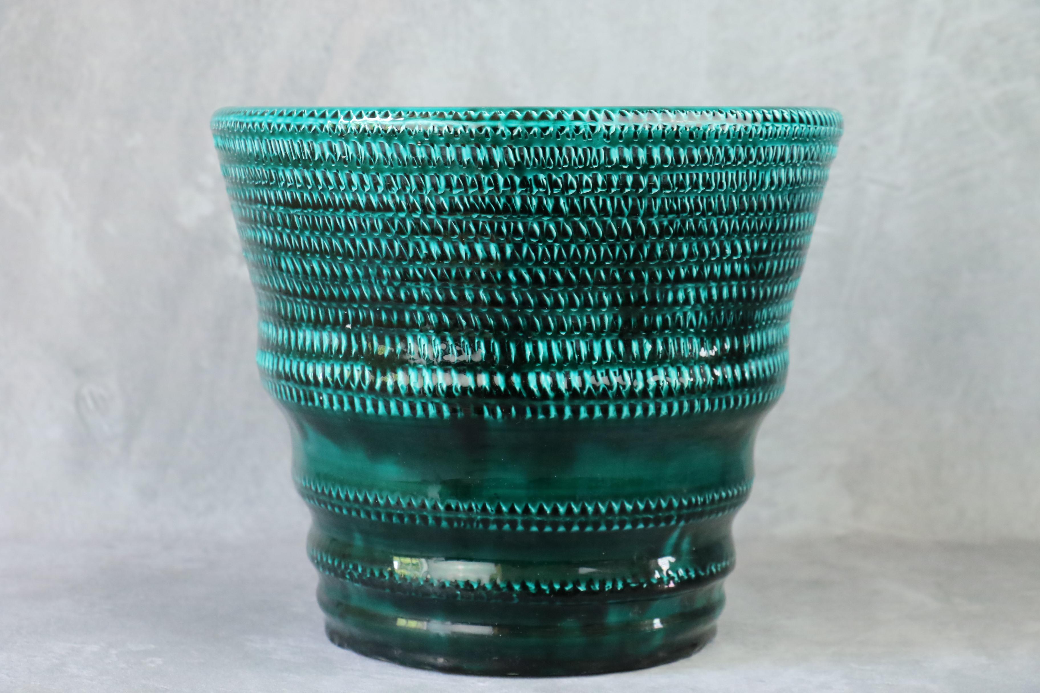 Grand vase à corne en céramique émaillée verte par Accolay - 1960 - Céramique française

Très beau travail d'émaillage pour ce vase réalisé par les potiers d'Accolay vers 1960. La glaçure est d'une couleur vert sapin texturée. Une très belle pièce.