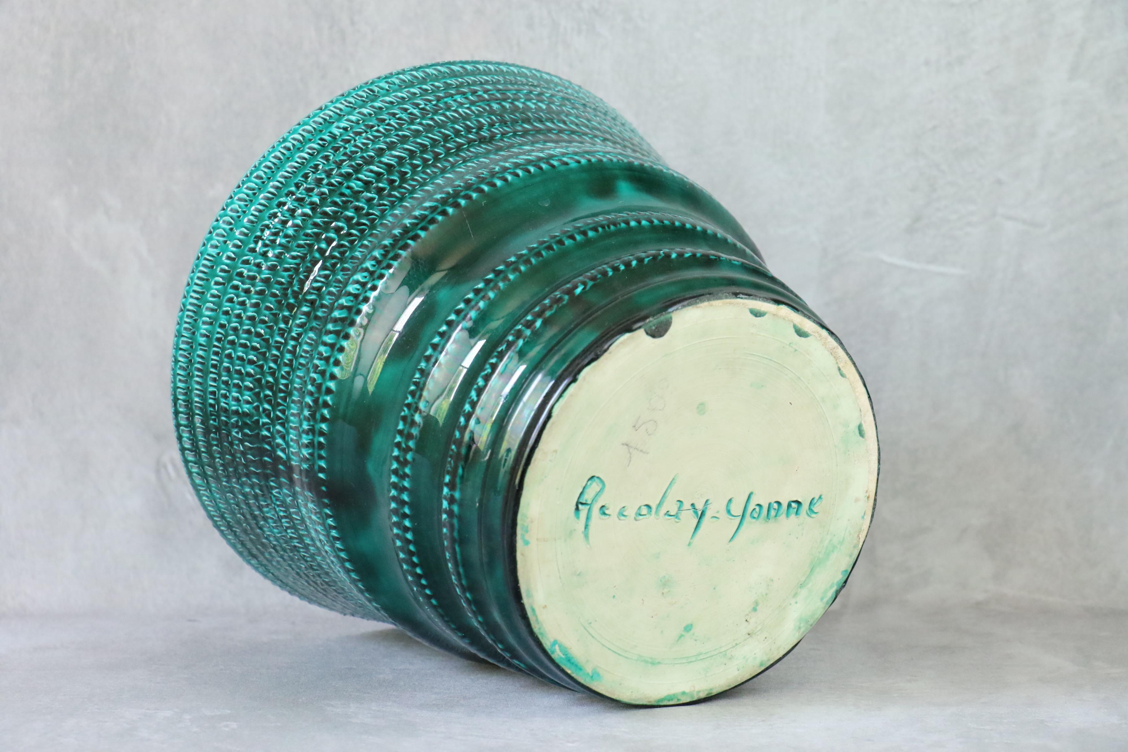 Émail Grand vase à corne en céramique émaillée verte par Accolay - 1960 - Céramique française en vente