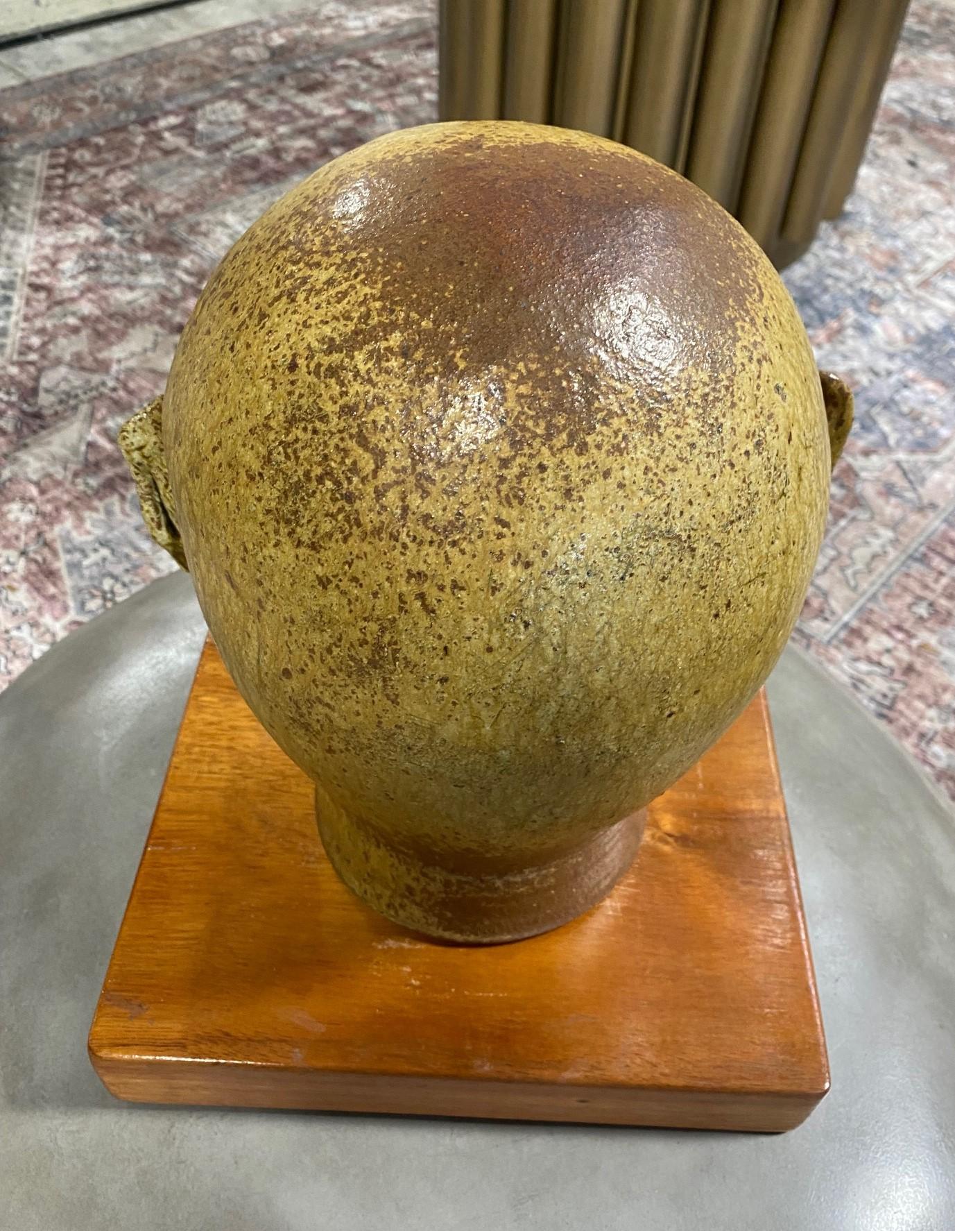 Grande scultura in ceramica smaltata verde con testa di Buddha sereno, supporto in legno personalizzato in vendita 2