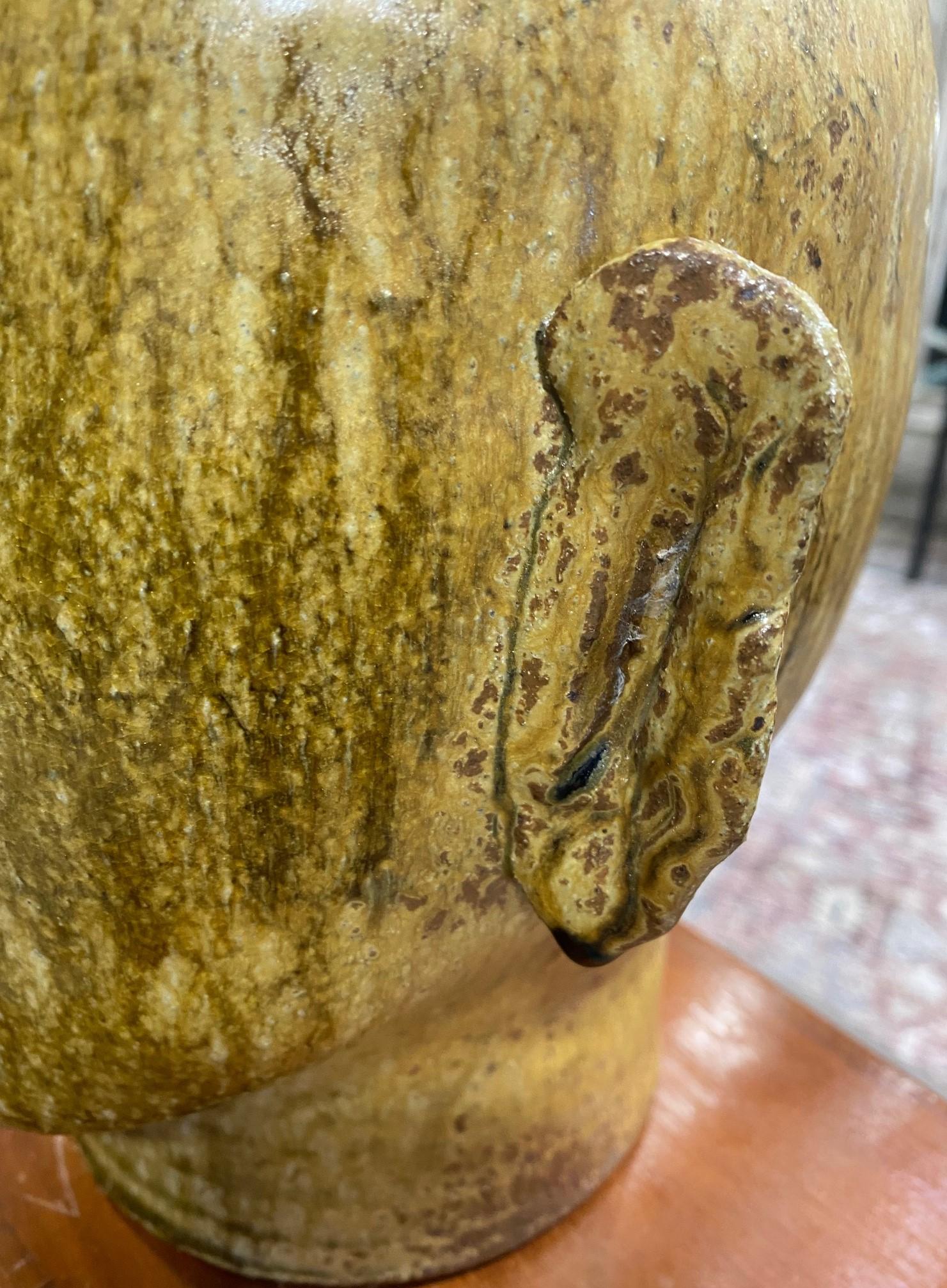 Ceramica Grande scultura in ceramica smaltata verde con testa di Buddha sereno, supporto in legno personalizzato in vendita