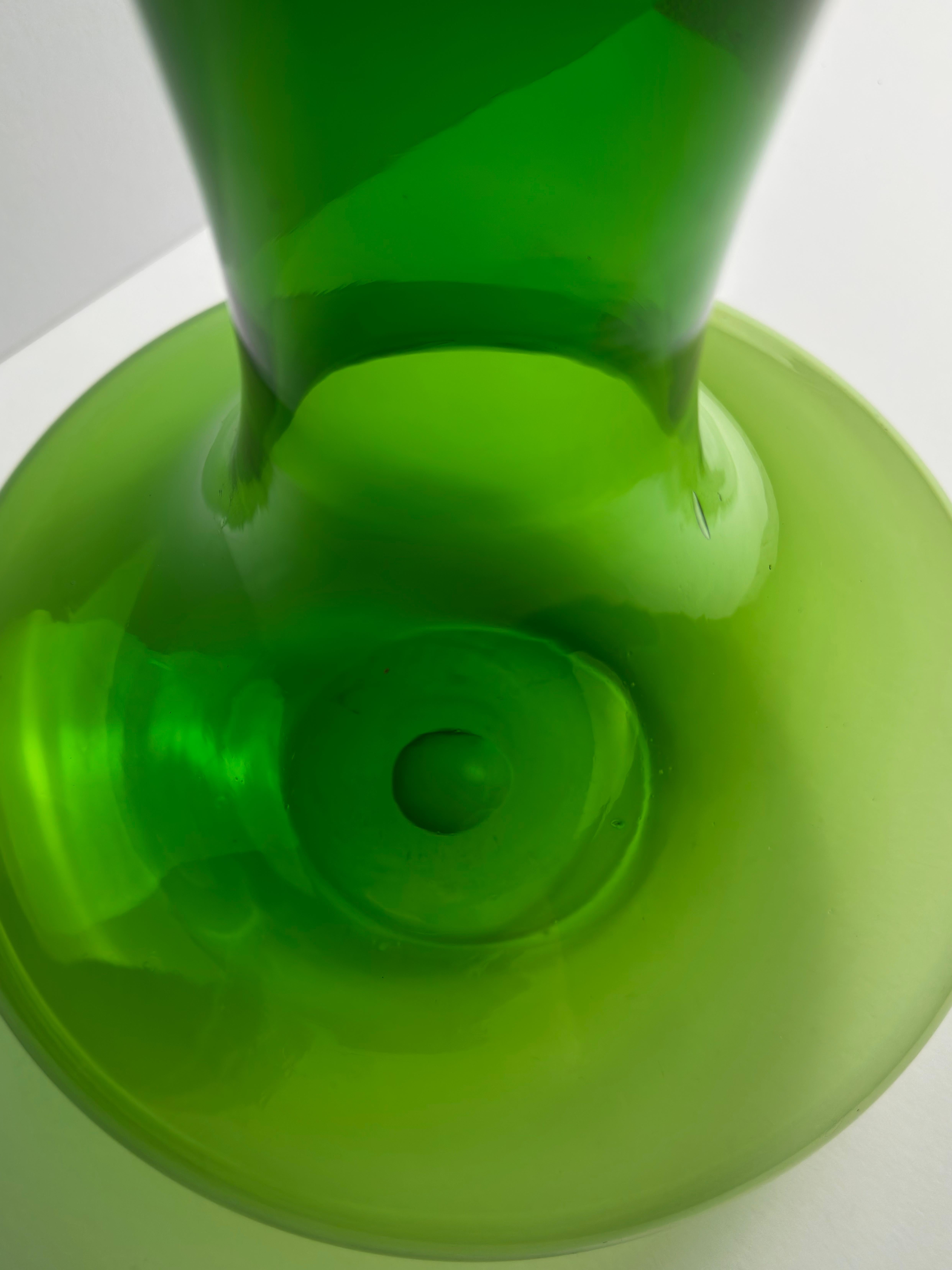 Un grande vaso in vetro verde soffiato a mano attribuito a Reijmyre Glasbruk, Svezia, anni '60 circa. Conosciuta per i suoi colori vivaci e per l'impeccabile artigianato scandinavo, Reijmyre ha prodotto una serie di design audaci ma sobri durante la