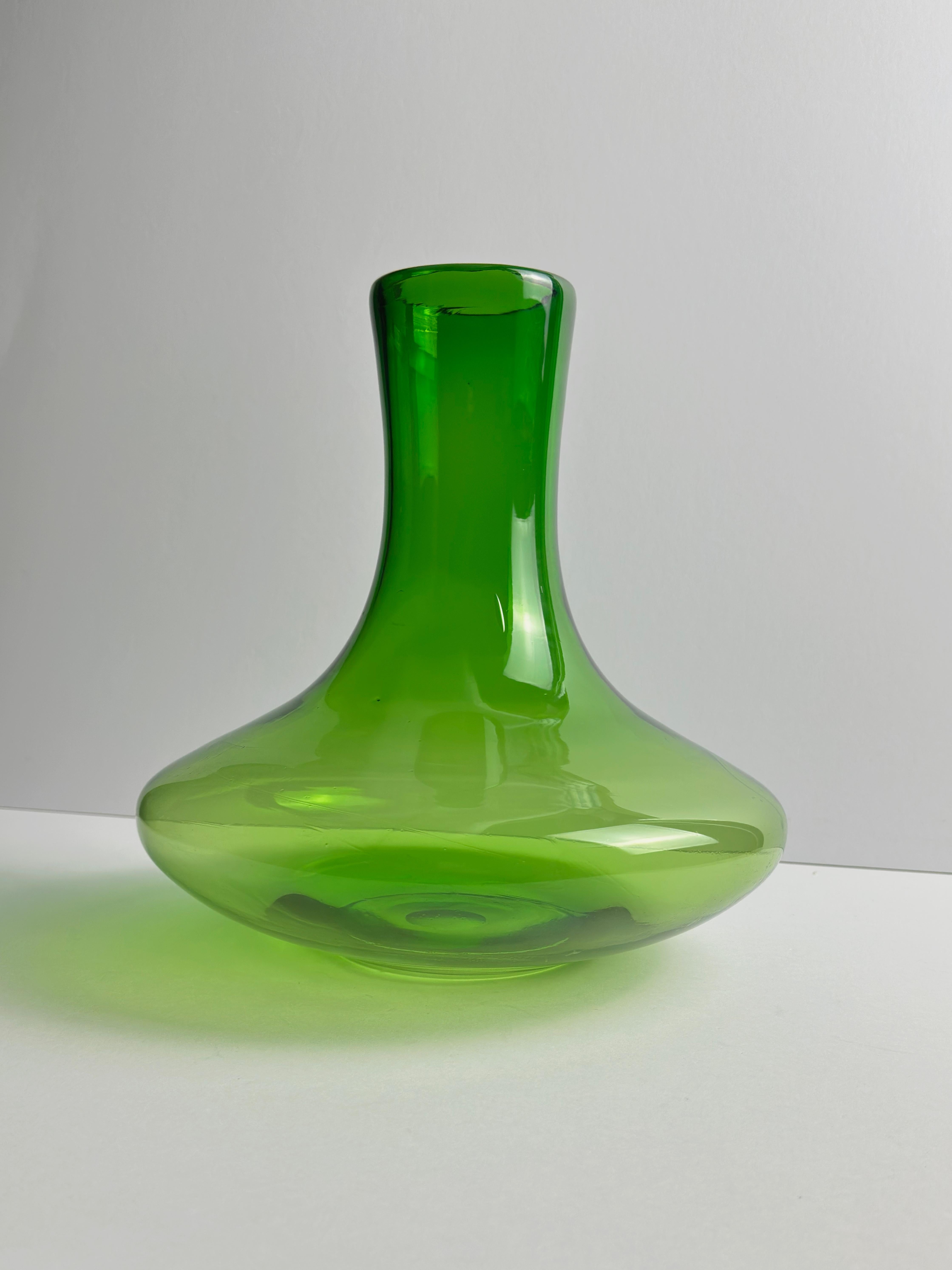 Mid-Century moderno Grande vaso in vetro soffiato a mano verde, attribuito a Reijmyre Glasbruk, Svezia, anni '60 in vendita