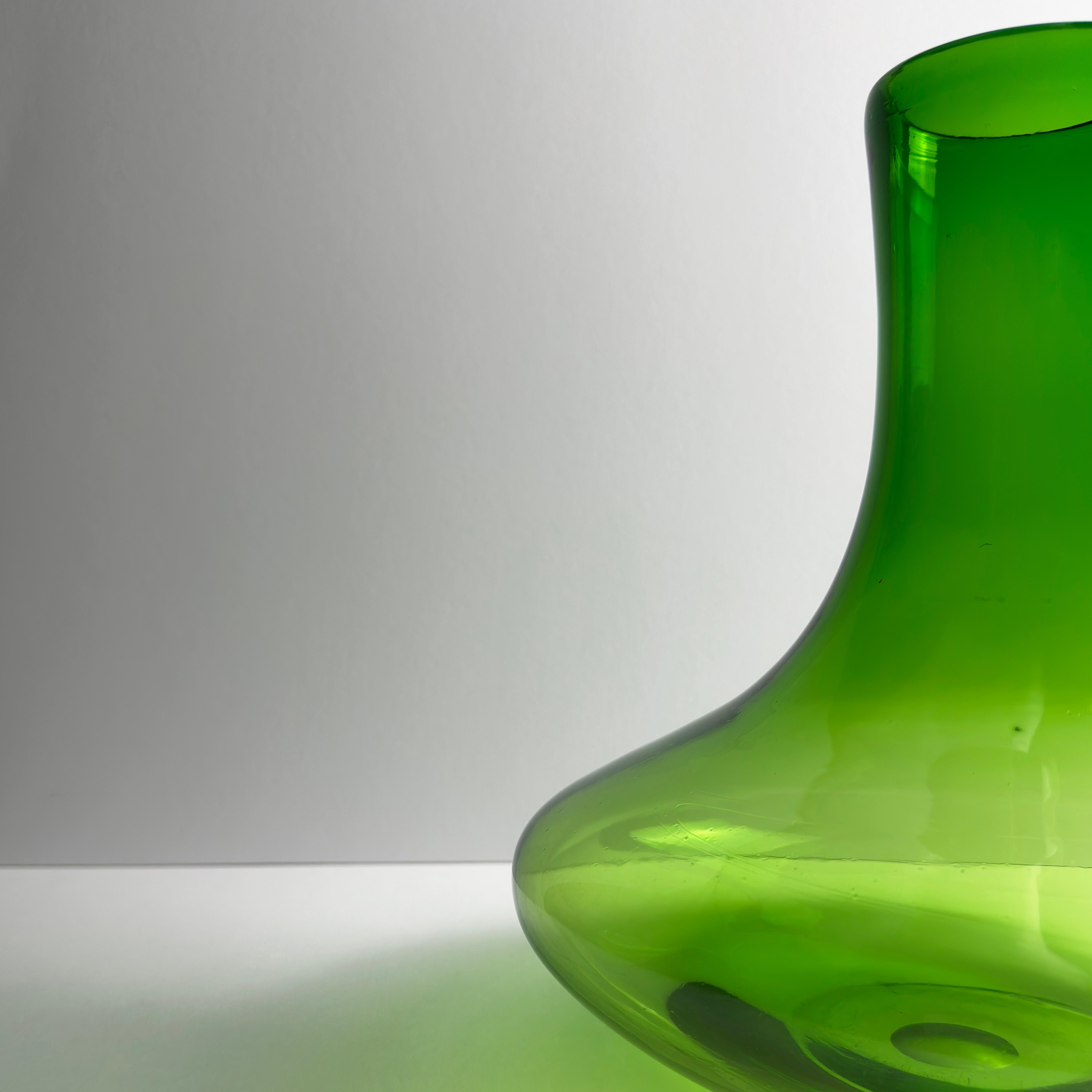 Svedese Grande vaso in vetro soffiato a mano verde, attribuito a Reijmyre Glasbruk, Svezia, anni '60 in vendita