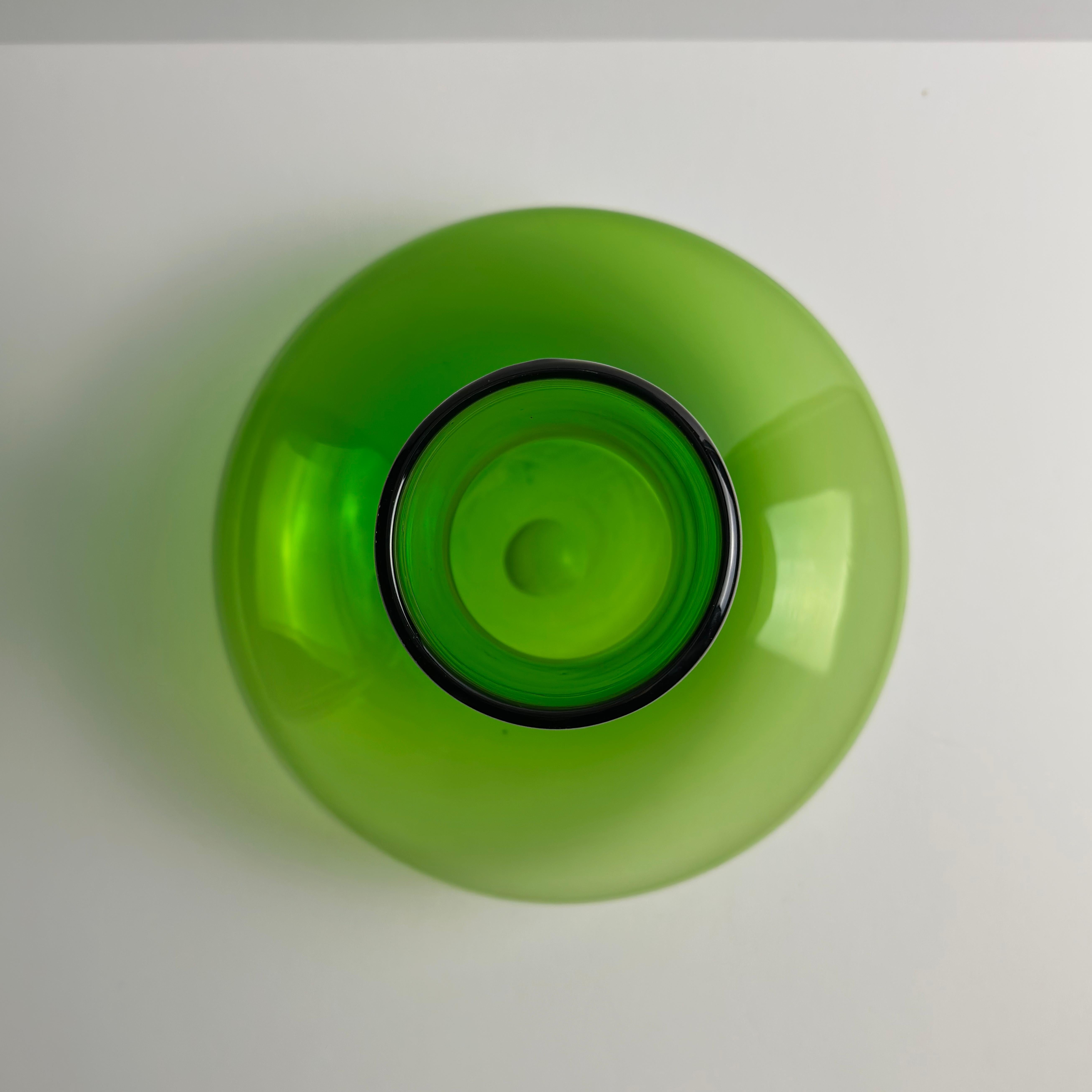 XX secolo Grande vaso in vetro soffiato a mano verde, attribuito a Reijmyre Glasbruk, Svezia, anni '60 in vendita