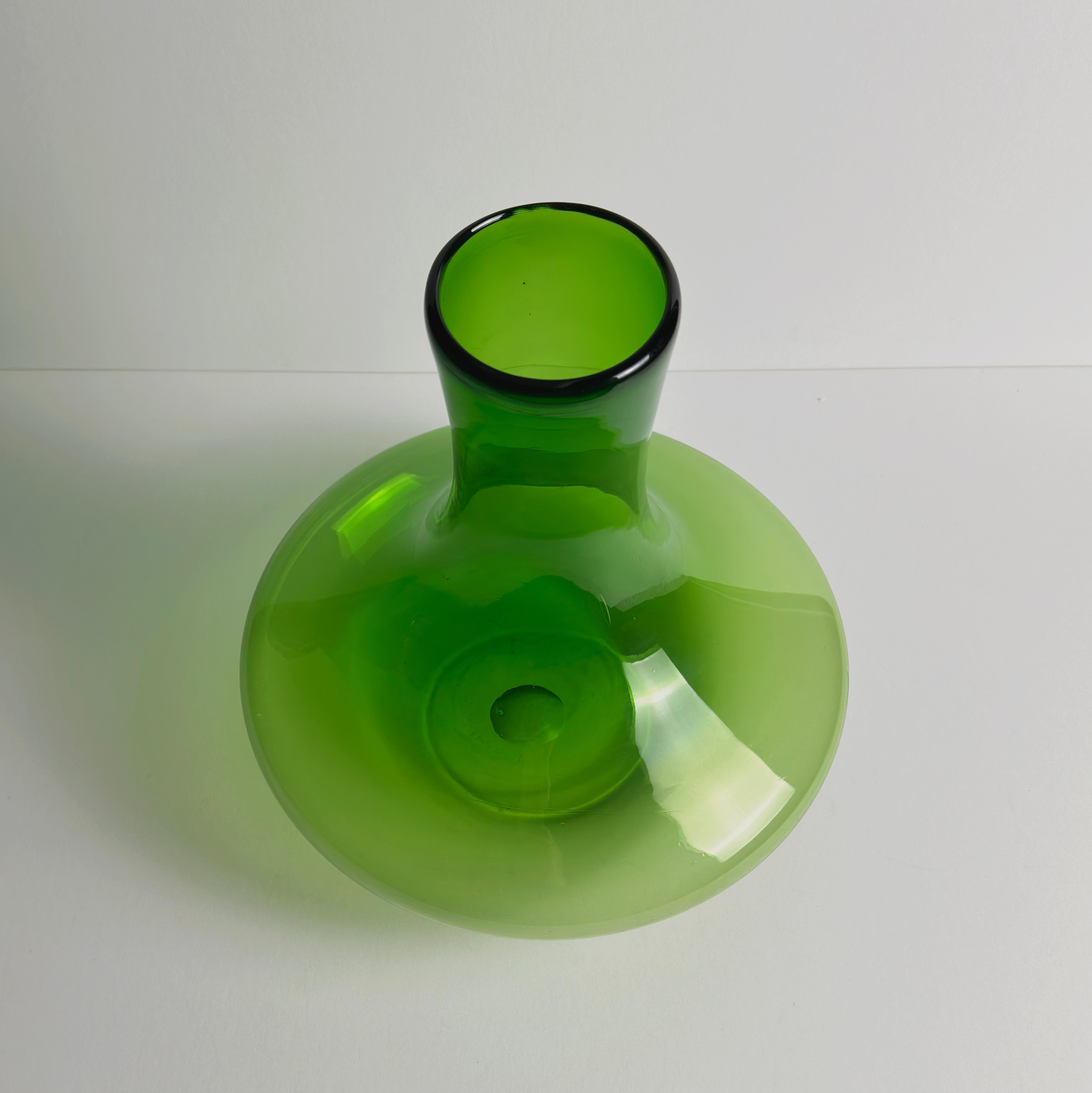 Vetro artistico Grande vaso in vetro soffiato a mano verde, attribuito a Reijmyre Glasbruk, Svezia, anni '60 in vendita