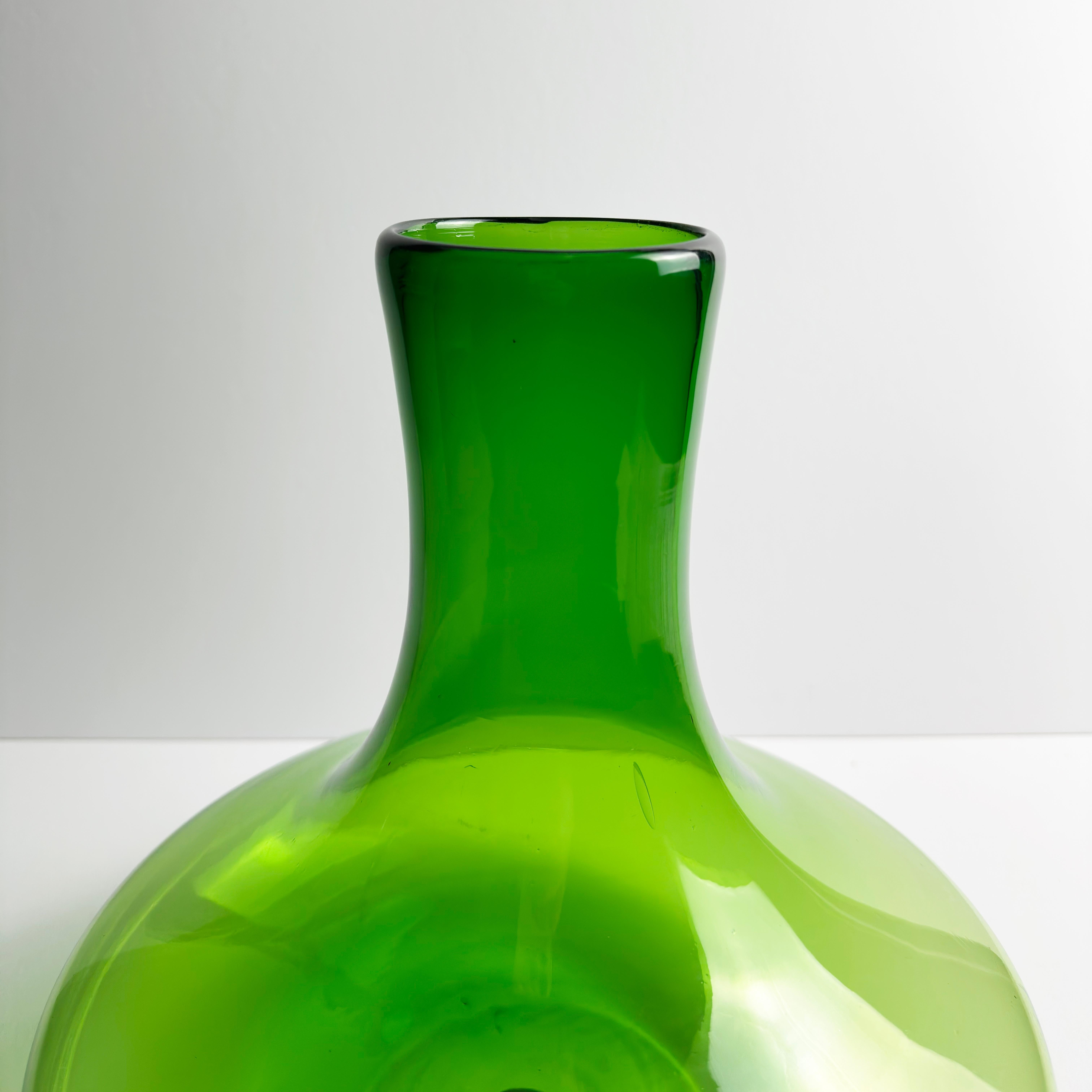 Grande vaso in vetro soffiato a mano verde, attribuito a Reijmyre Glasbruk, Svezia, anni '60 in vendita 1