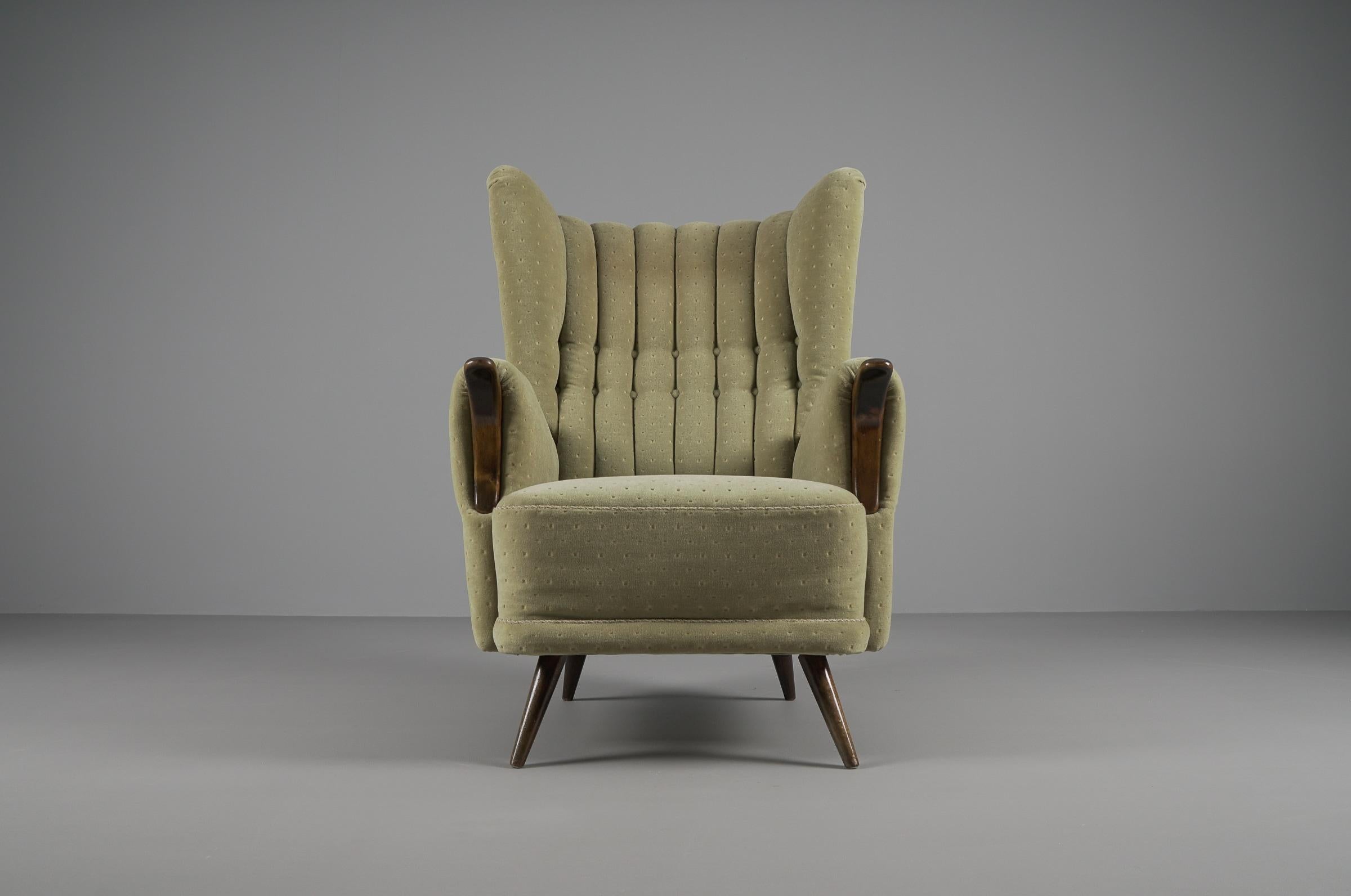 Großer grüner italienischer Holz- und Stoffsessel mit Ohrensessel, 1950er Jahre (Mitte des 20. Jahrhunderts) im Angebot