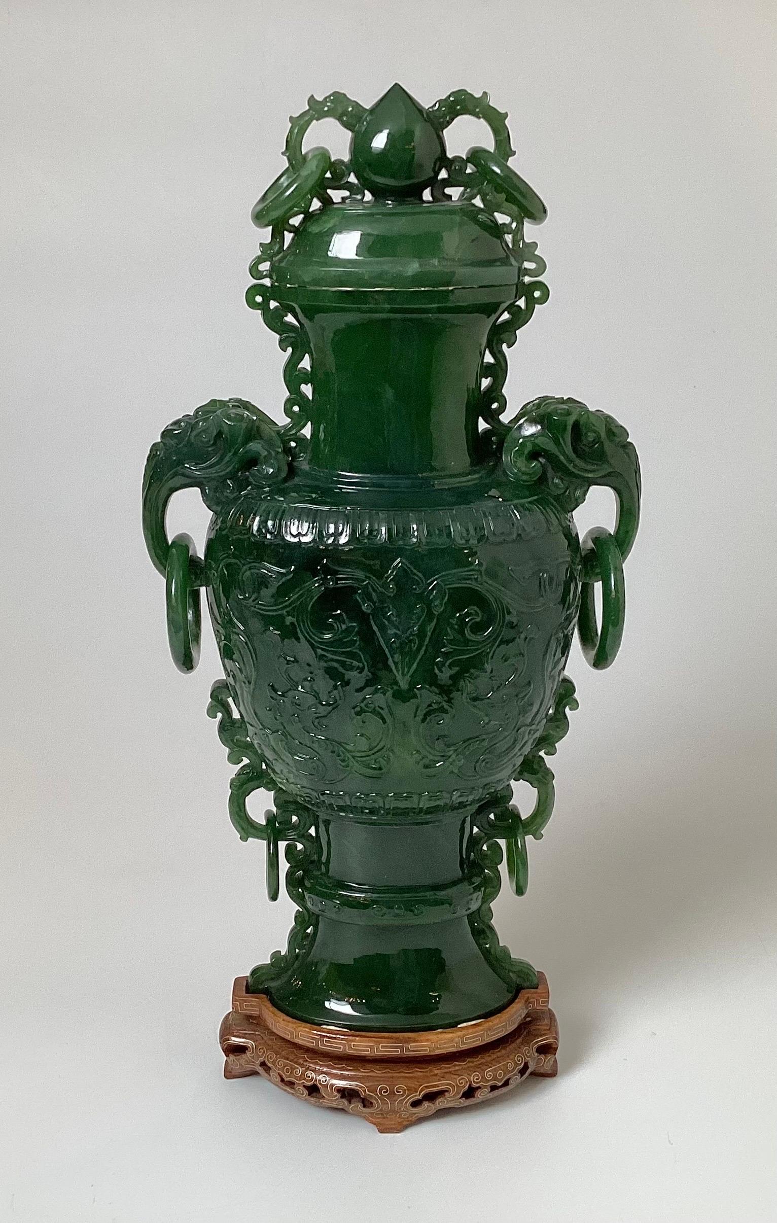 Große Vase aus grüner Jade mit Elefantengriffen, frühes 20. Jahrhundert (Qing-Dynastie) im Angebot