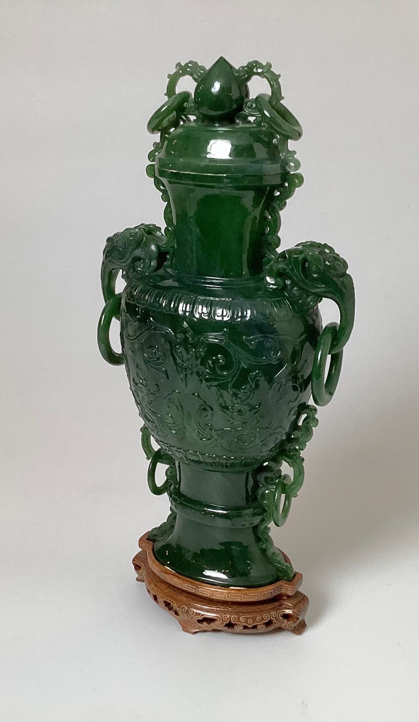 Große Vase aus grüner Jade mit Elefantengriffen, frühes 20. Jahrhundert (Chinesisch) im Angebot