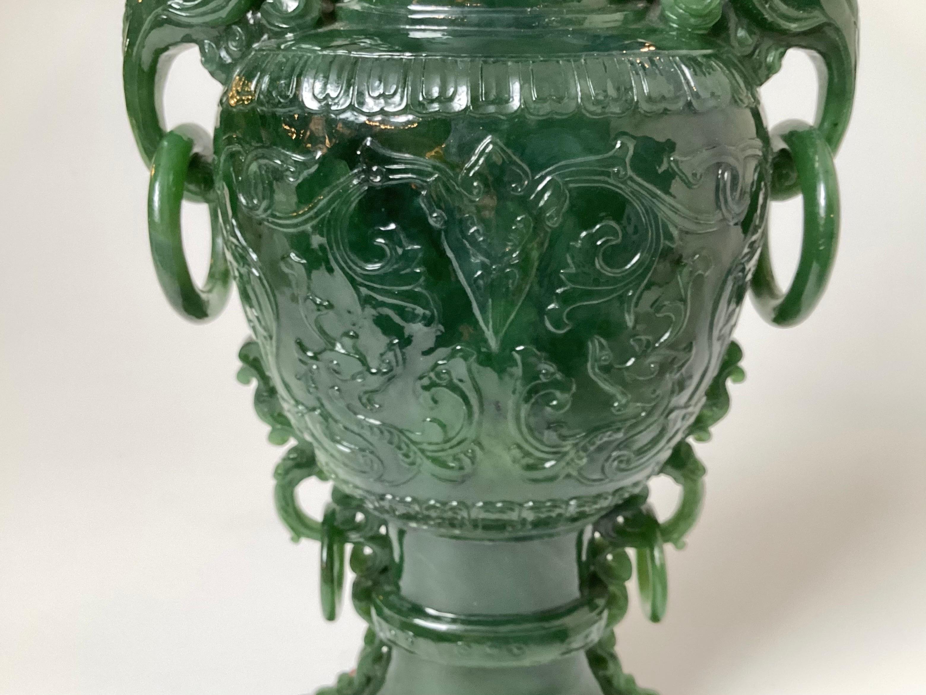 Große Vase aus grüner Jade mit Elefantengriffen, frühes 20. Jahrhundert (Geschnitzt) im Angebot