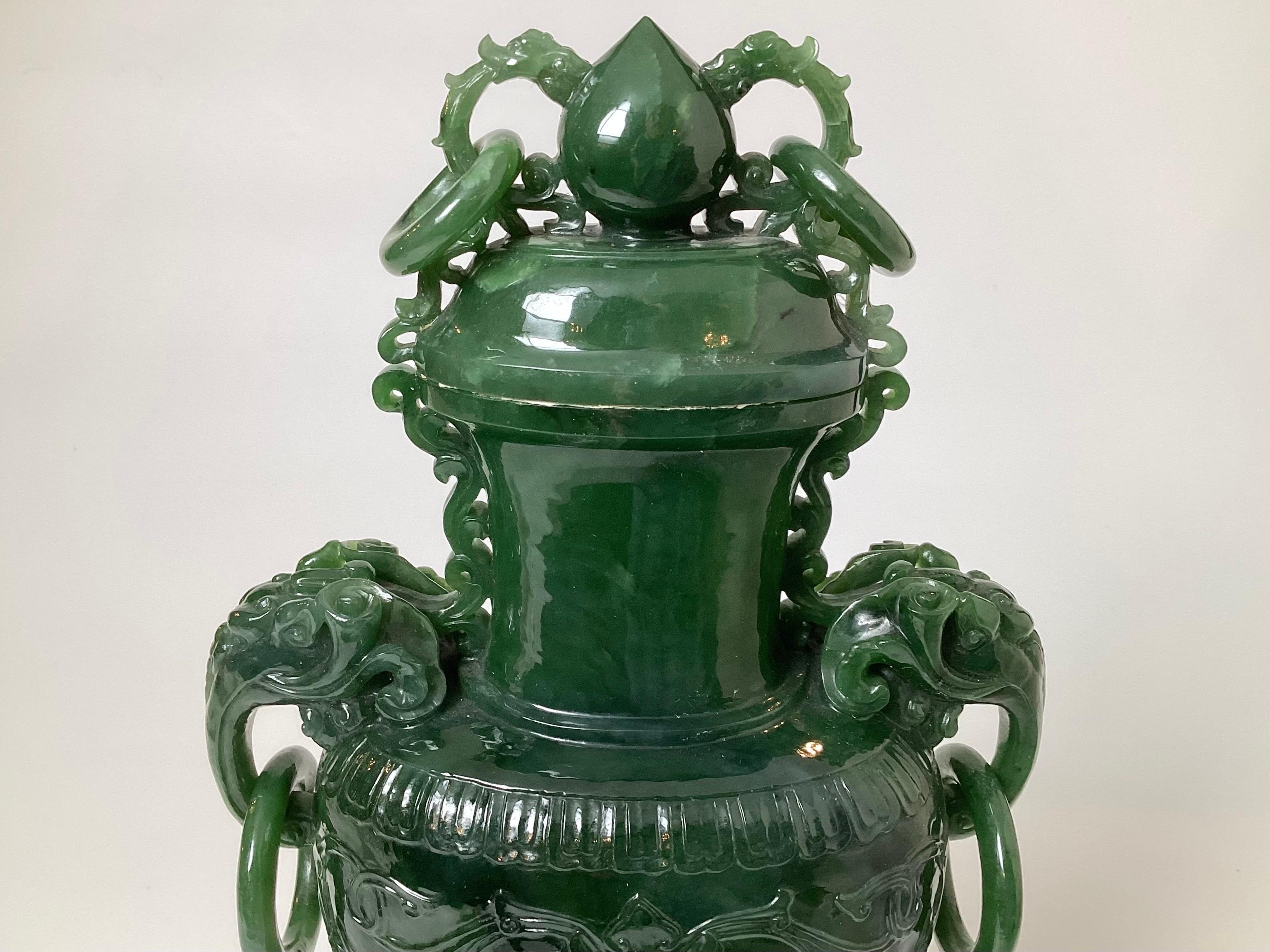 Chinois Grand vase en jade vert avec poignées en forme d'éléphant, début du 20ème siècle en vente
