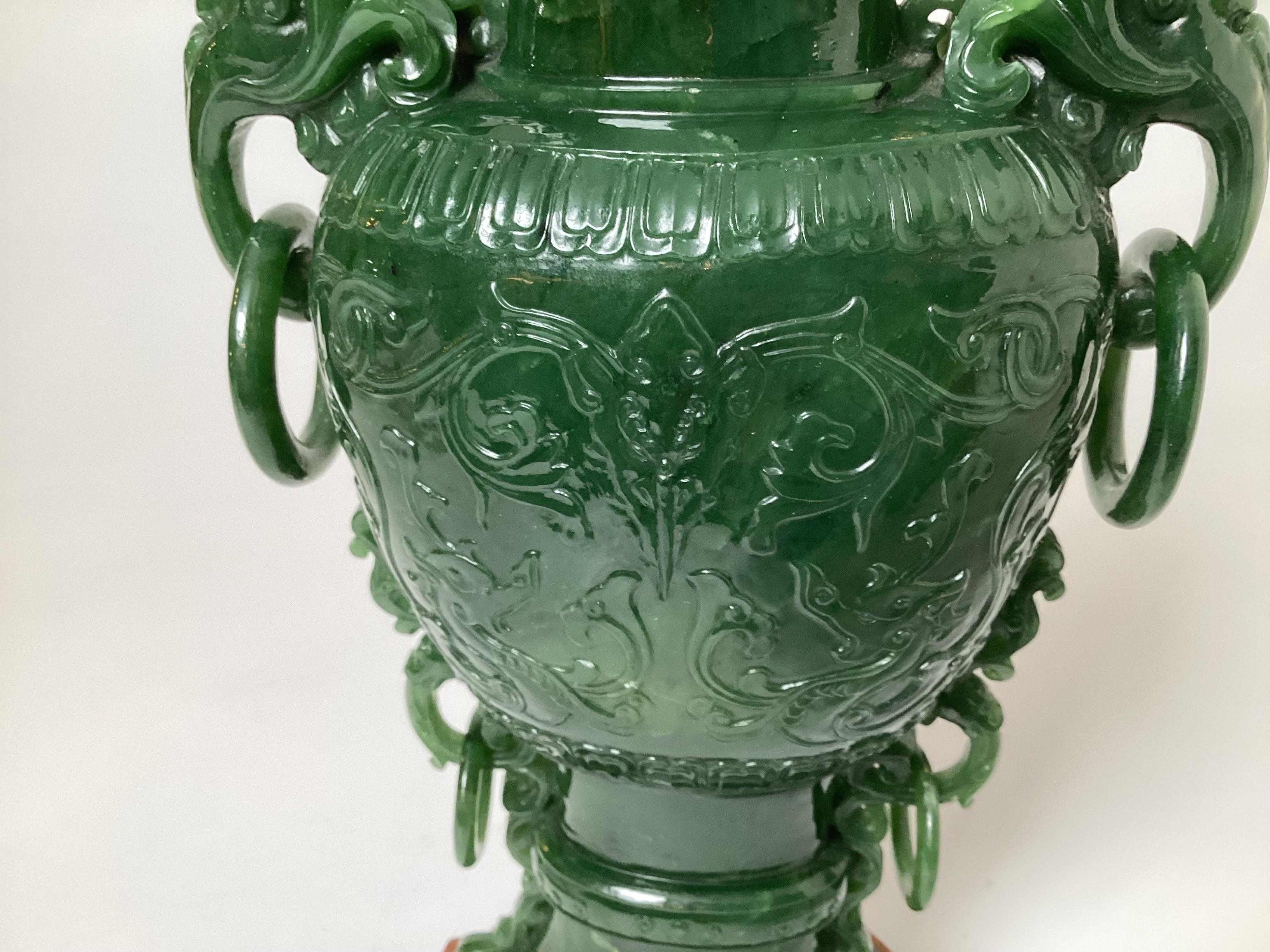 20ième siècle Grand vase en jade vert avec poignées en forme d'éléphant, début du 20ème siècle en vente