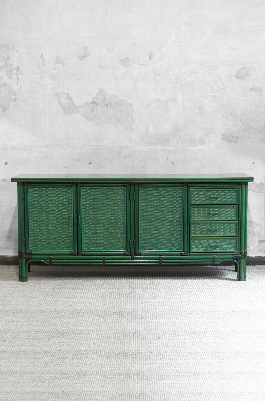 Large green lacquered sideboard, 1980s In Good Condition For Sale In Roma, RM