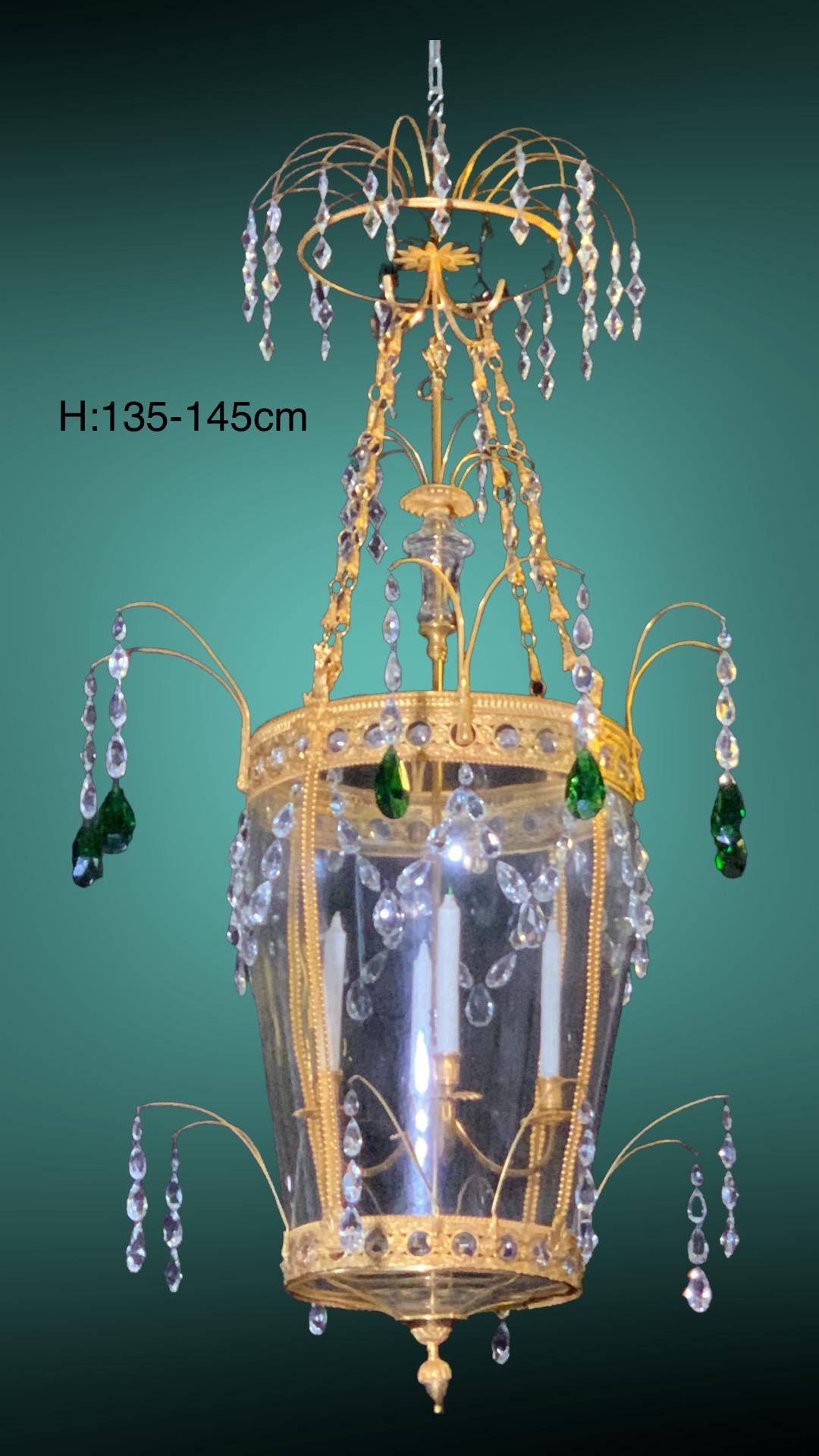 Cette très grande lanterne magnifique (ou lustre aussi)  s'inspire de  la grande Lanterne en  la salle du trône du palais de Pavlovsk. 
Bronze doré au feu et poli à l'agate. 
Cristal et verre émeraude
5  des lumières,
La hauteur peut être adaptée
