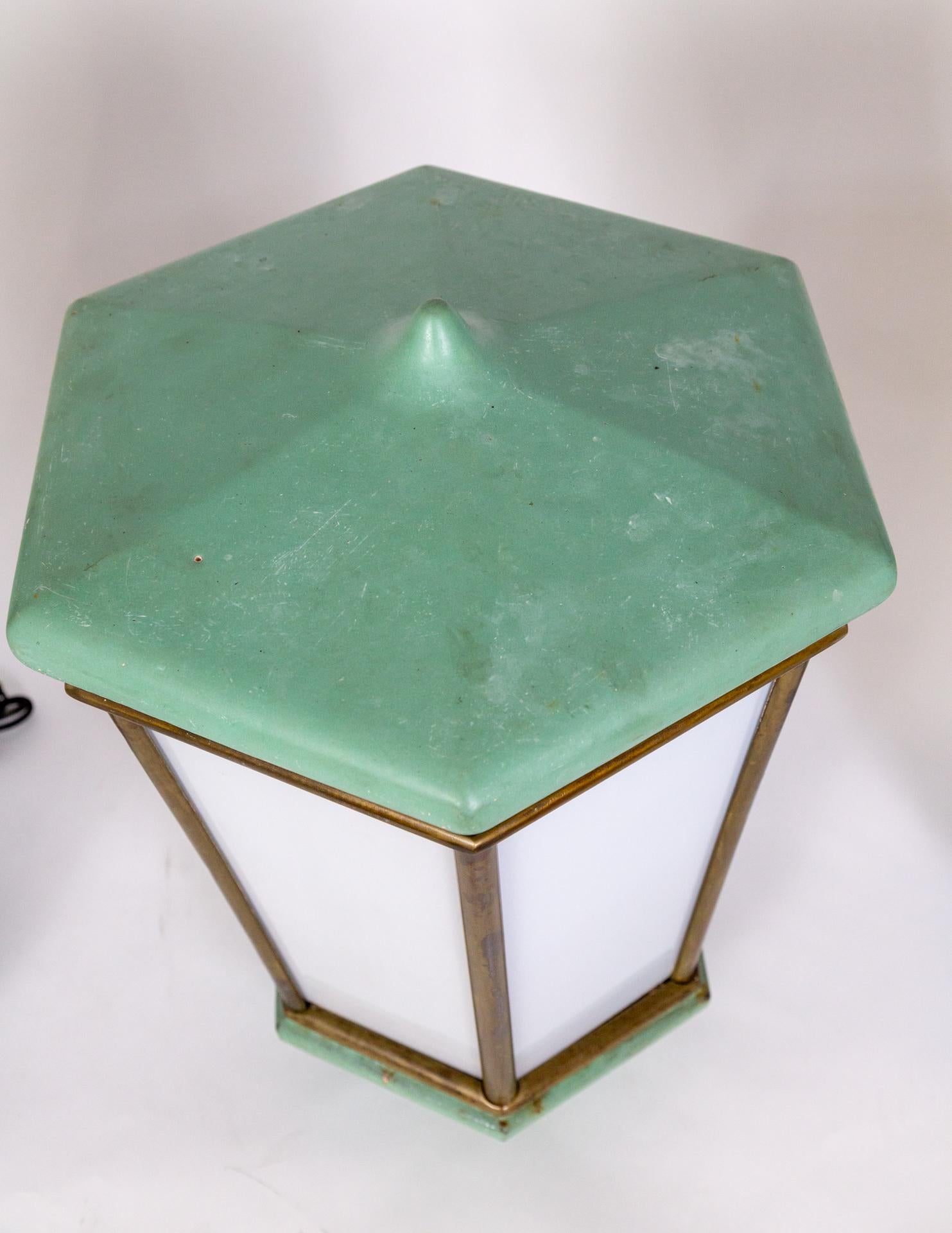Une grande lampe-lanterne lourde en laiton et en fer laqué avec des panneaux en verre blanc.  Surface lisse et poncée. Monté à l'origine sur un sondage. Interrupteur en ligne sur cordon noir ; nouvellement câblé.  Une prise de courant à culot moyen.