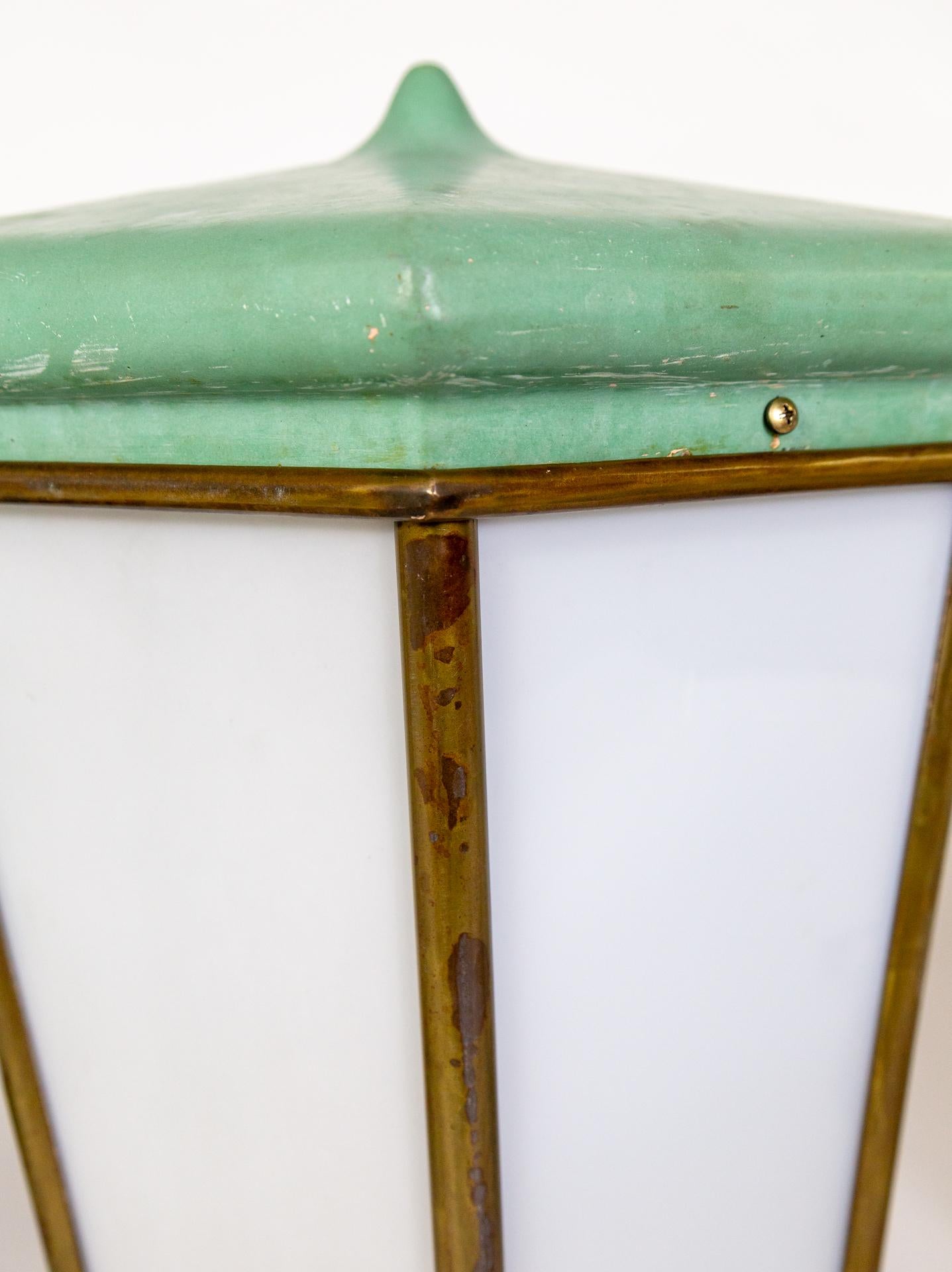 Milieu du XXe siècle Grande lanterne en fonte émaillée de porcelaine verte