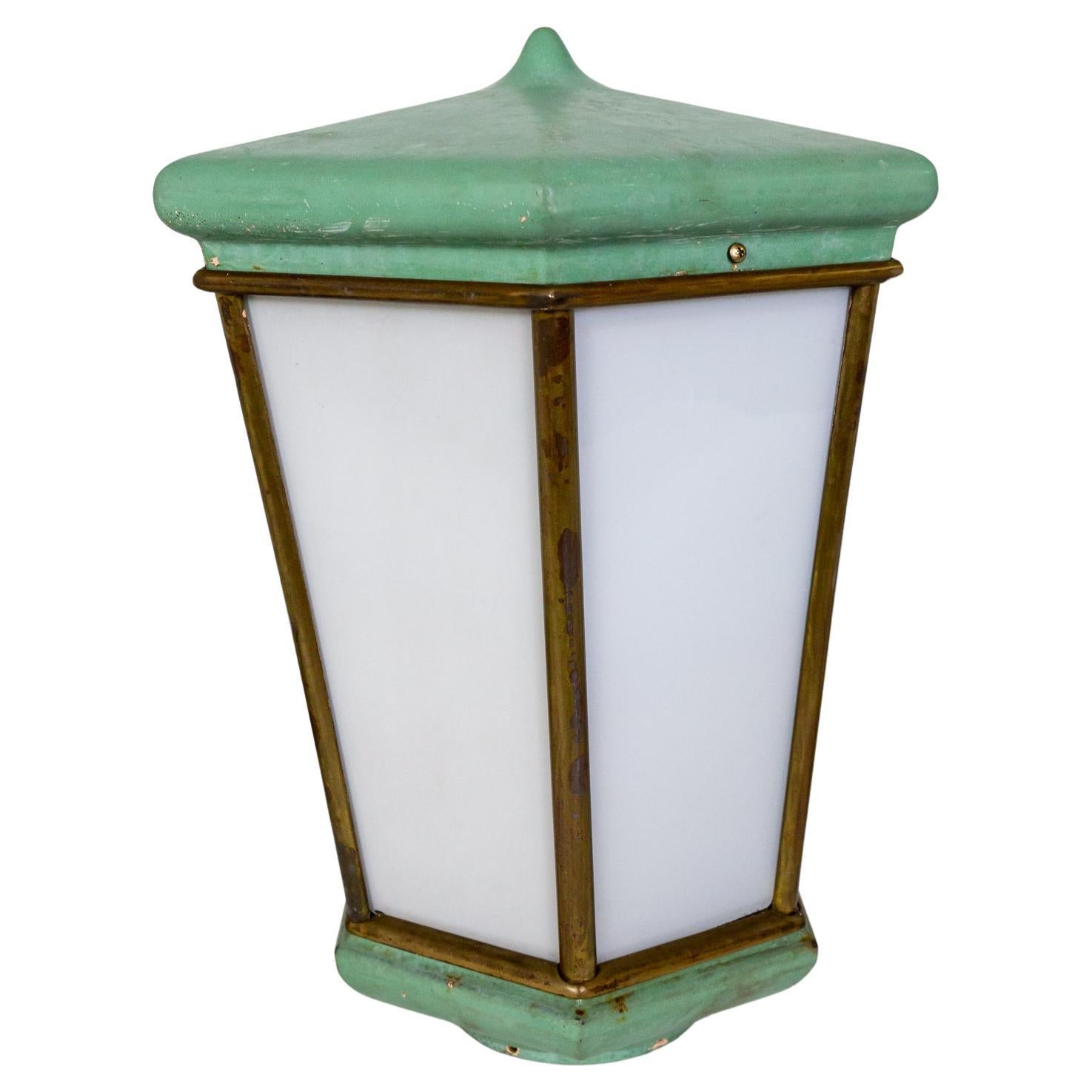 Grande lanterne en fonte émaillée de porcelaine verte