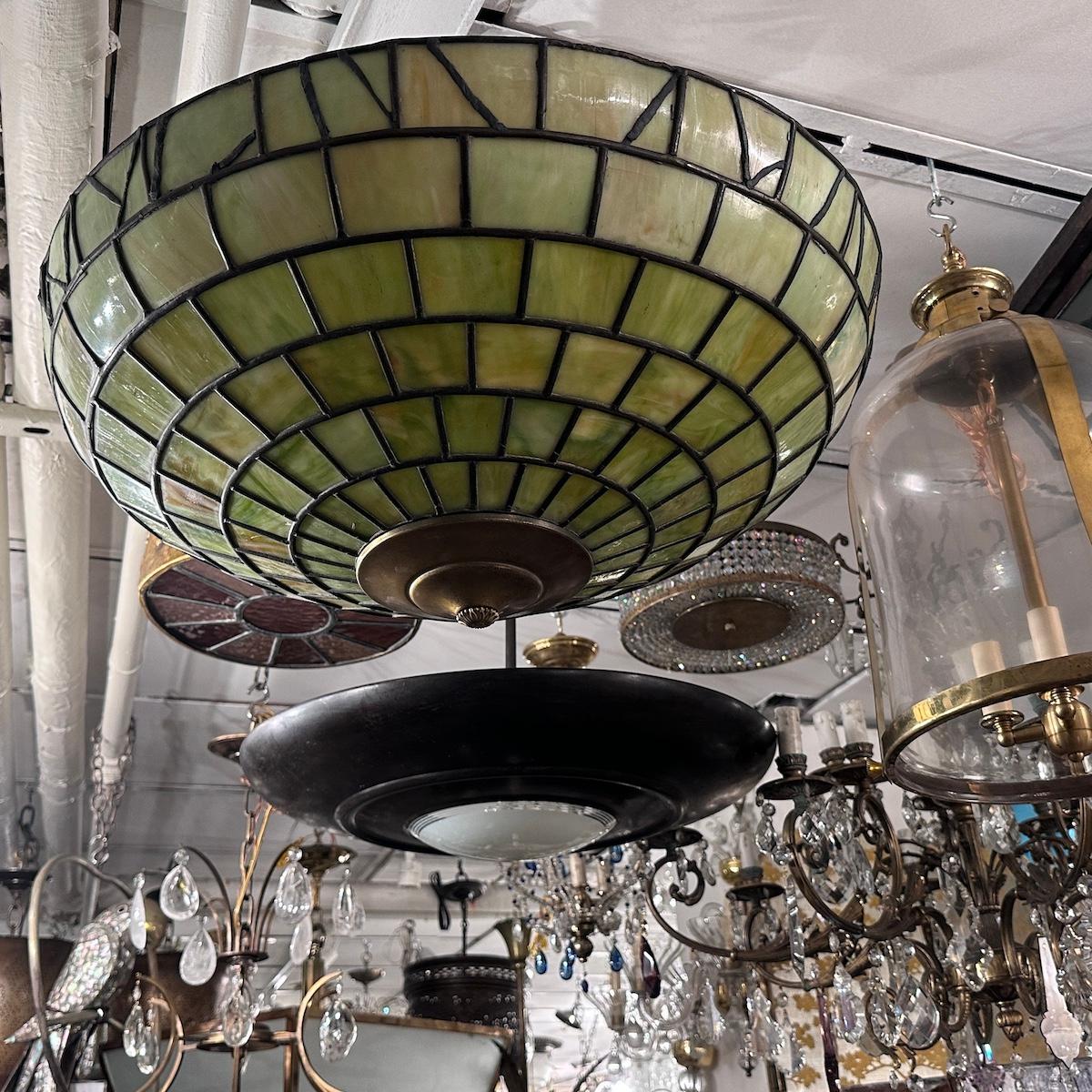Inglese Grande lampadario in vetro piombato verde in vendita