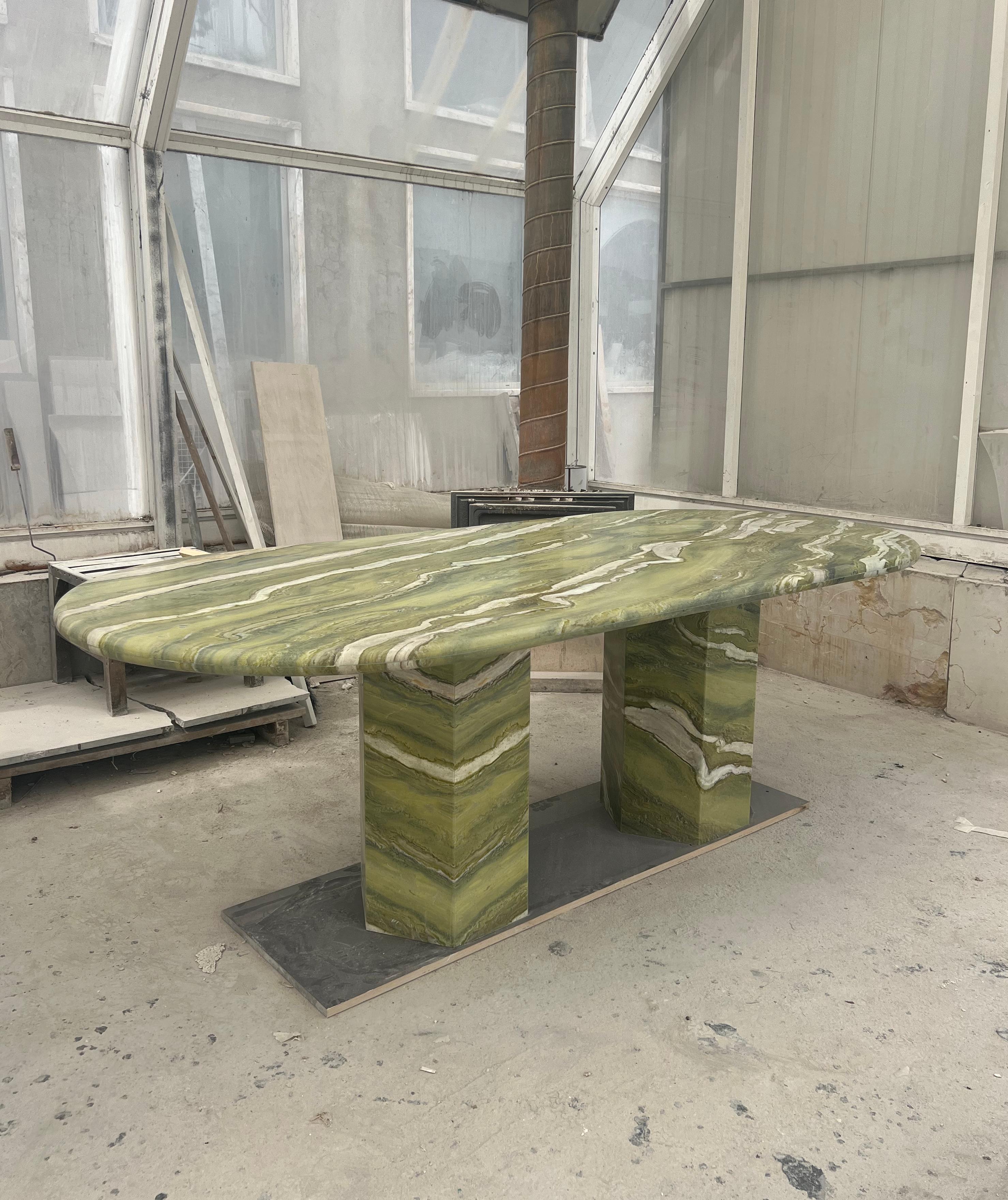 Mid-Century Modern Grande table à manger ovale en marbre vert par MY HABITAT DESIGN en vente