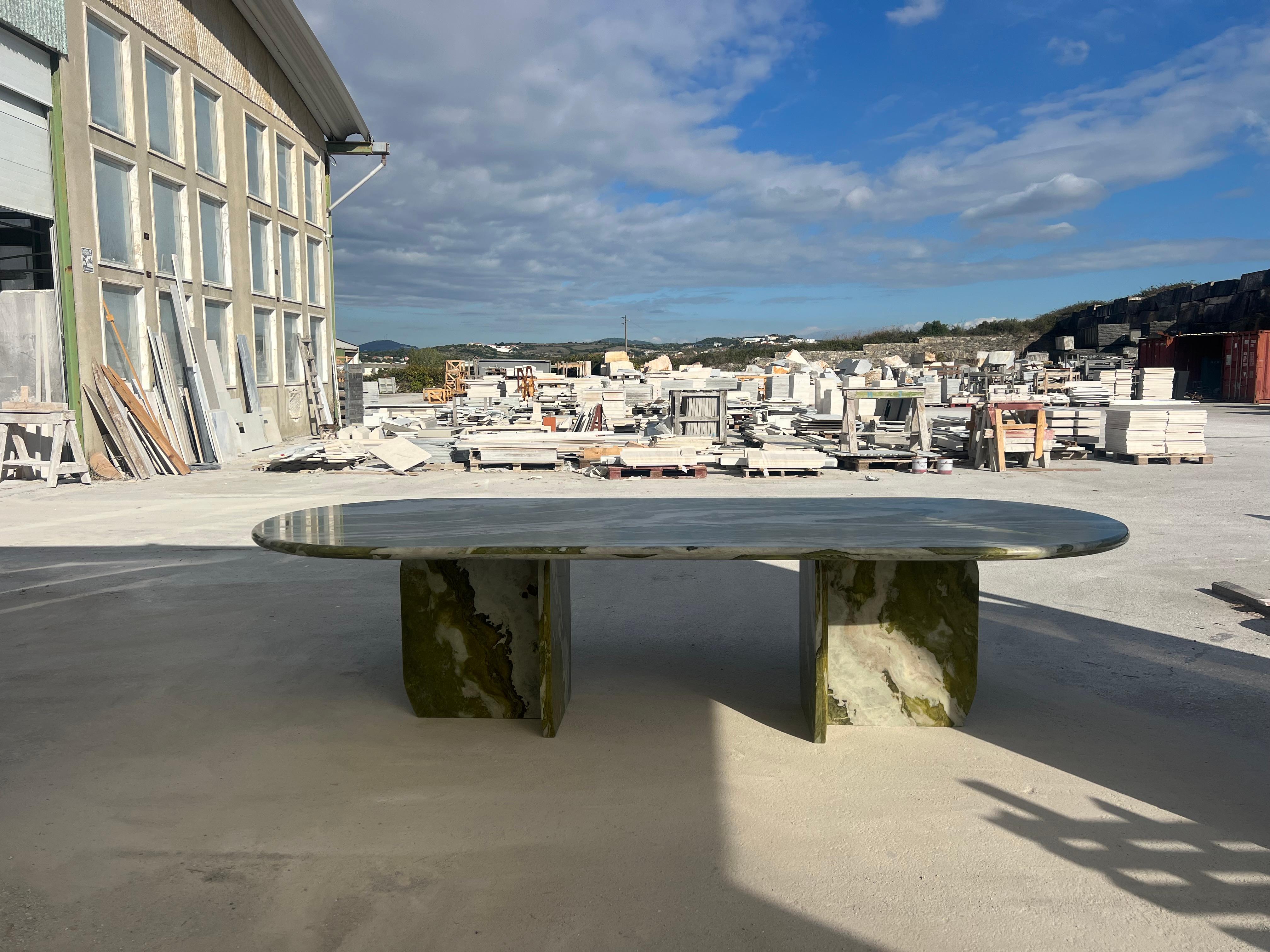 Mid-Century Modern Grande table à manger ovale en marbre vert par MY HABITAT DESIGN en vente