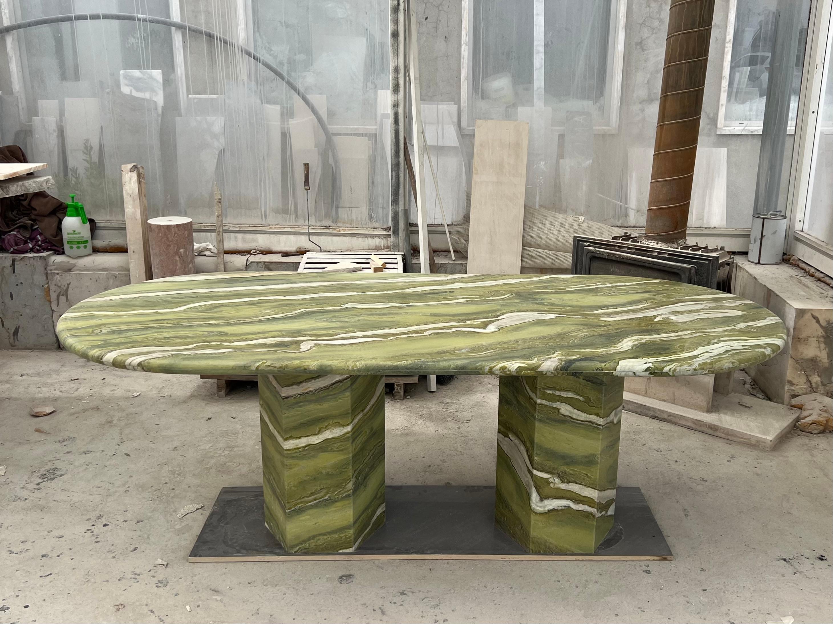 Portugais Grande table à manger ovale en marbre vert par MY HABITAT DESIGN en vente