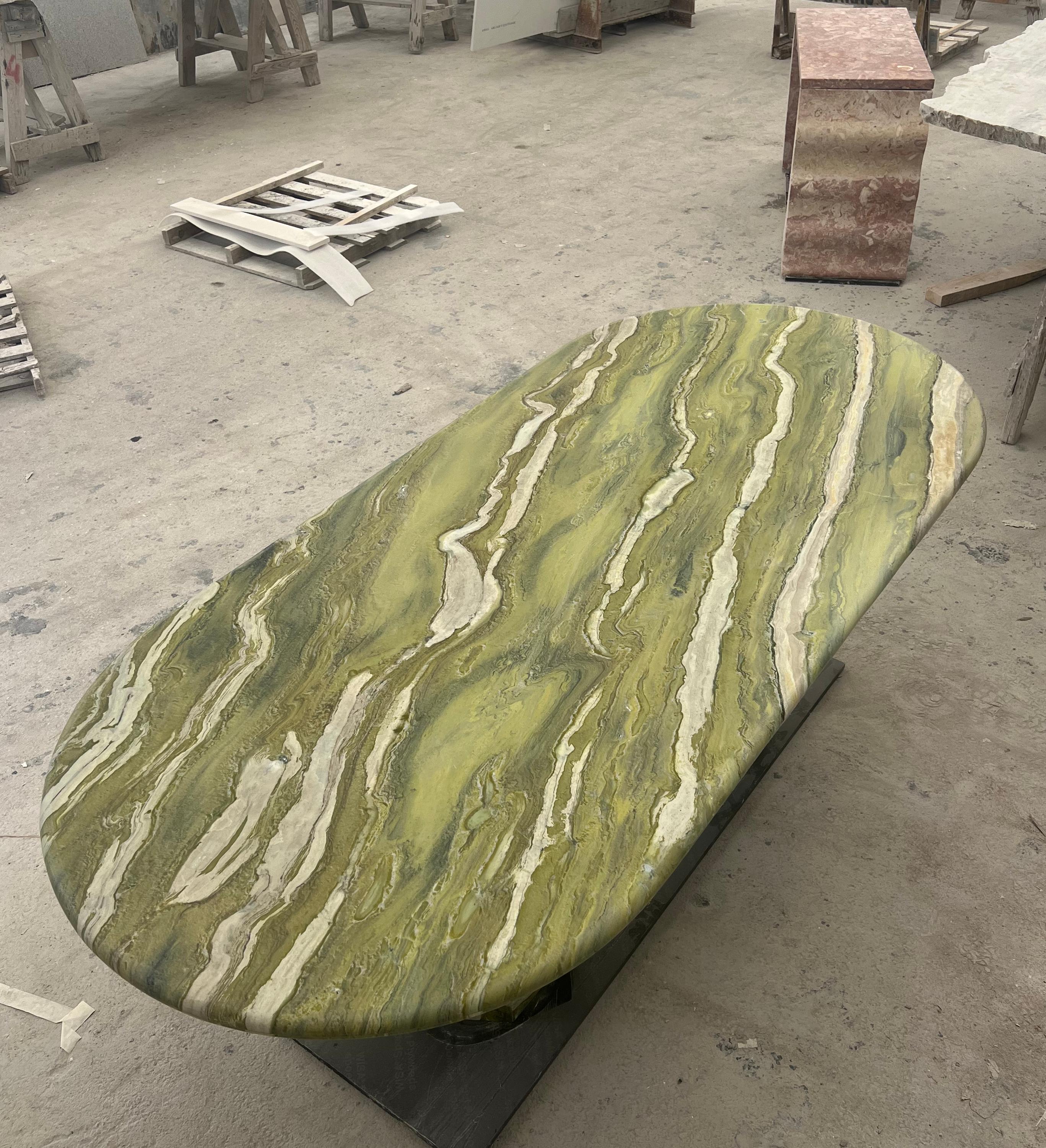 Grande table à manger ovale en marbre vert par MY HABITAT DESIGN Neuf - En vente à AMSTERDAM, NL