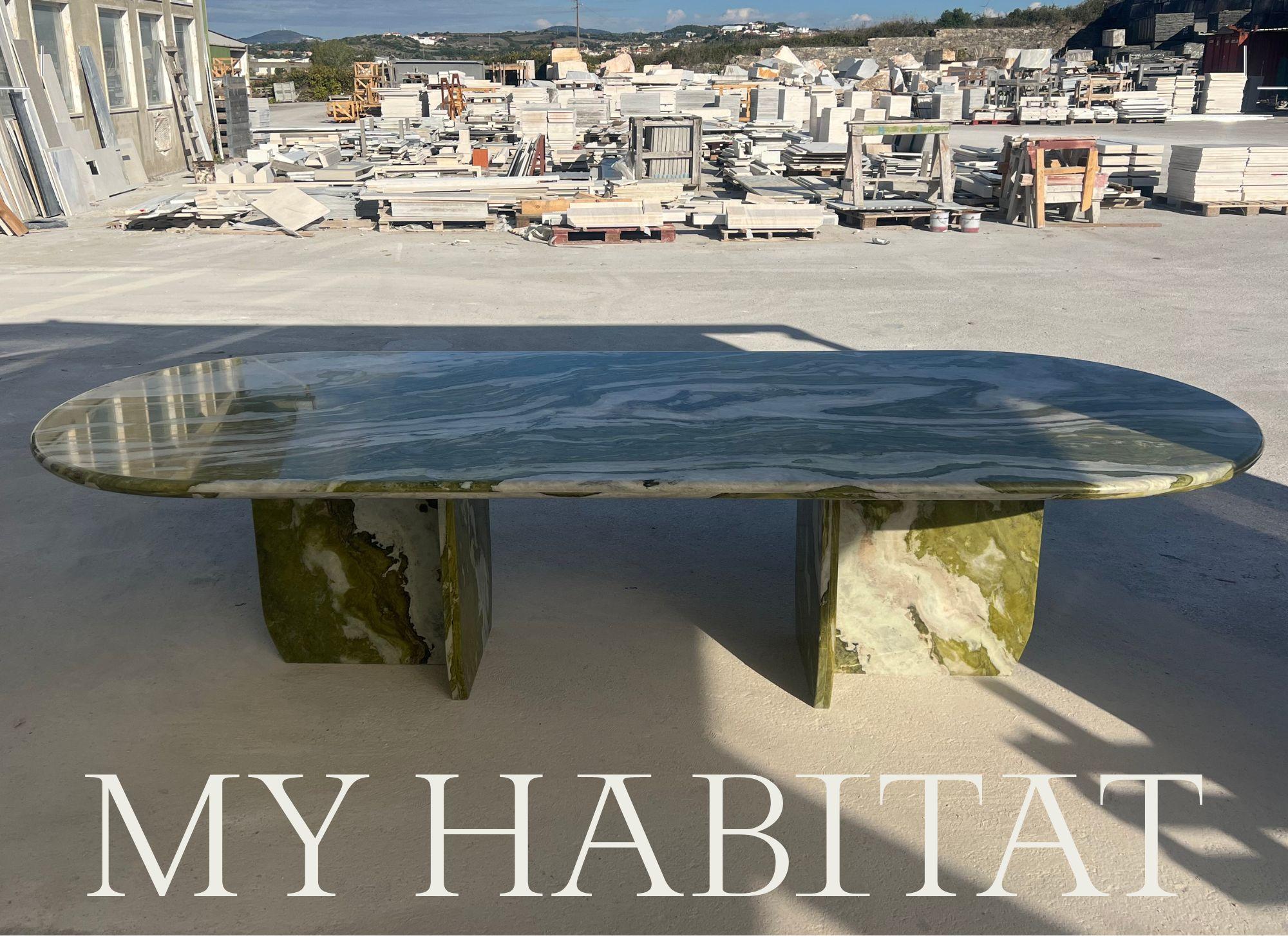 Grande table à manger ovale en marbre vert par MY HABITAT DESIGN Neuf - En vente à Amsterdam, NH