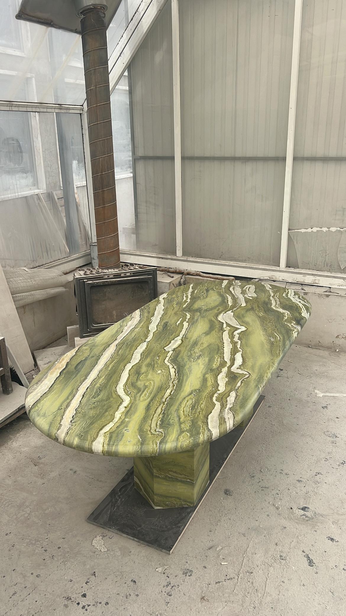 XXIe siècle et contemporain Grande table à manger ovale en marbre vert par MY HABITAT DESIGN en vente