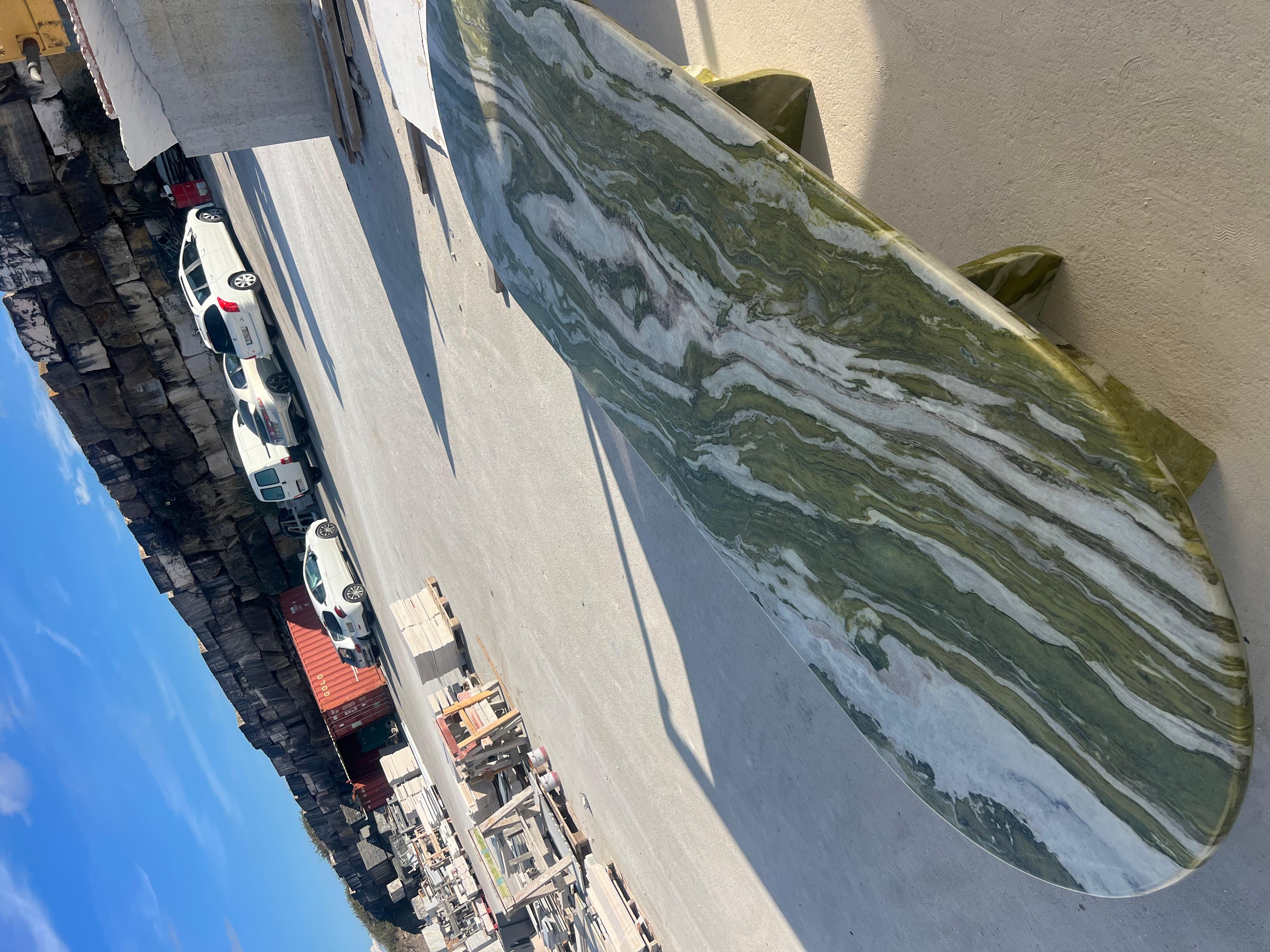 XXIe siècle et contemporain Grande table à manger ovale en marbre vert par MY HABITAT DESIGN en vente