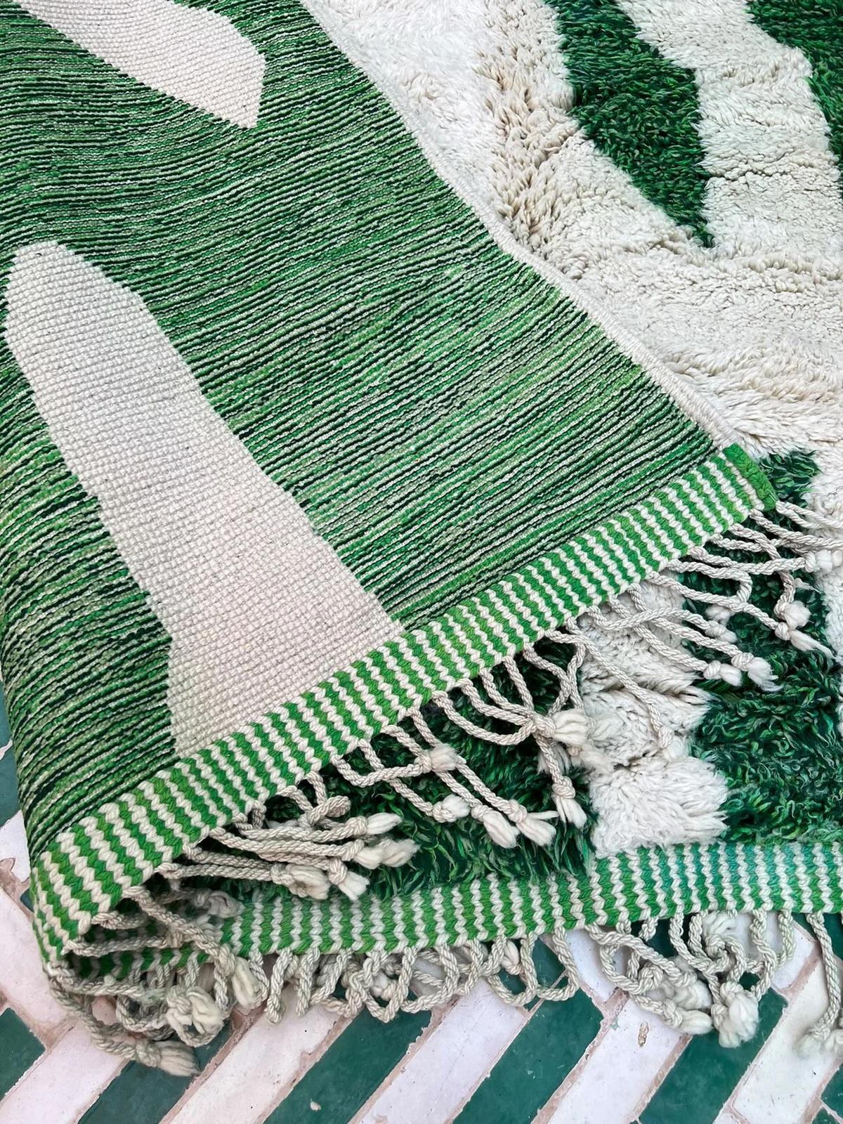 Grand tapis marocain Beni M'Rirt vert avec motif tribal abstrait en vente 2