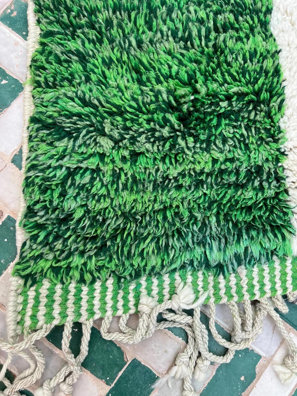 Grand tapis marocain Beni M'Rirt vert avec motif tribal abstrait en vente 3