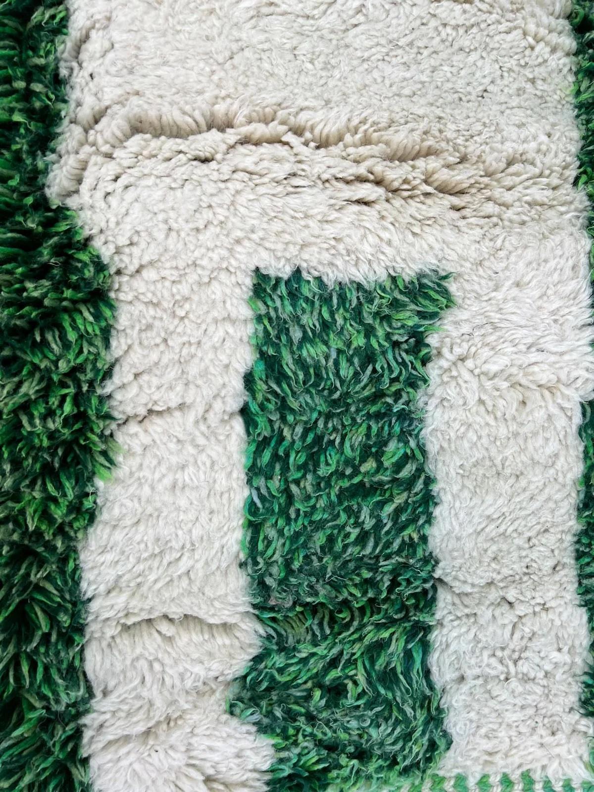 Marocain Grand tapis marocain Beni M'Rirt vert avec motif tribal abstrait en vente
